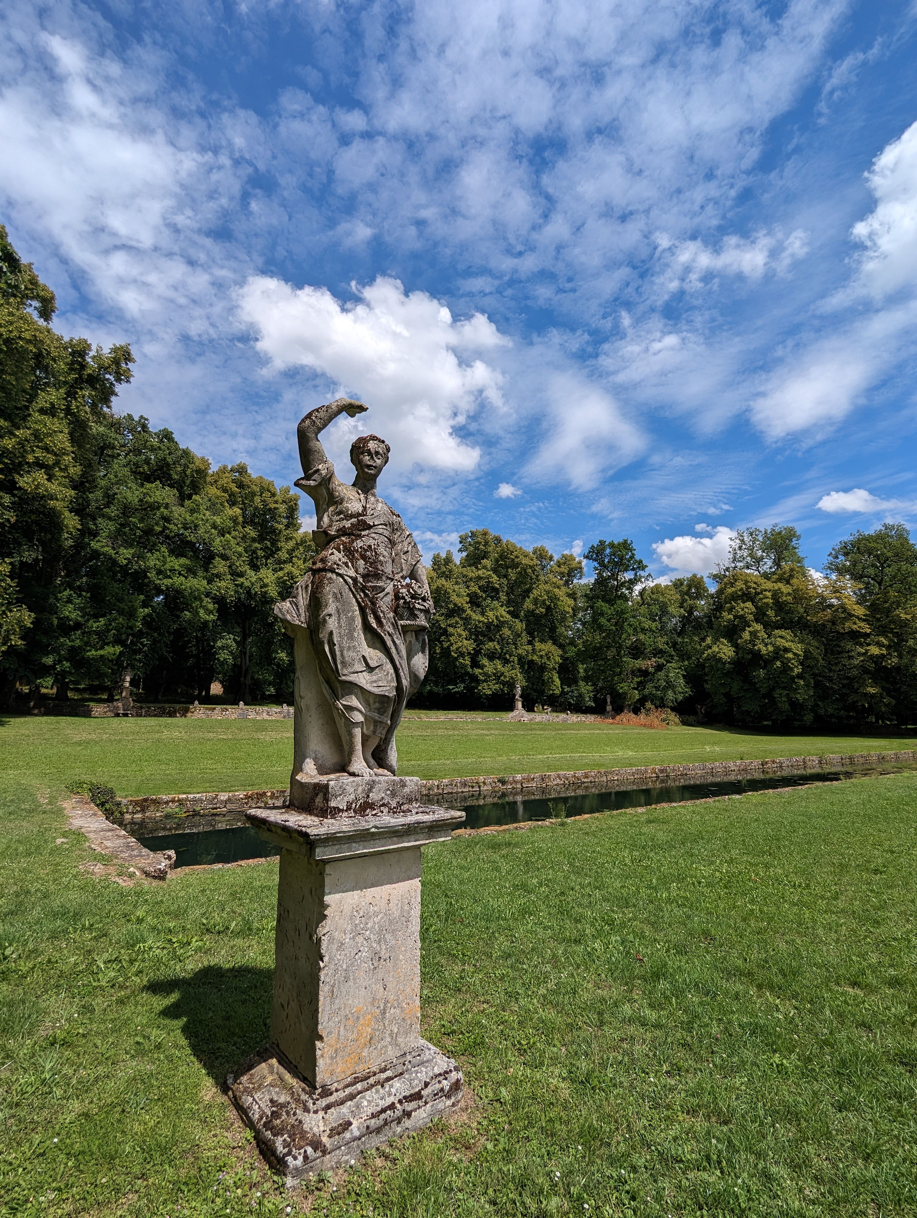Une statue qui en a jusque là