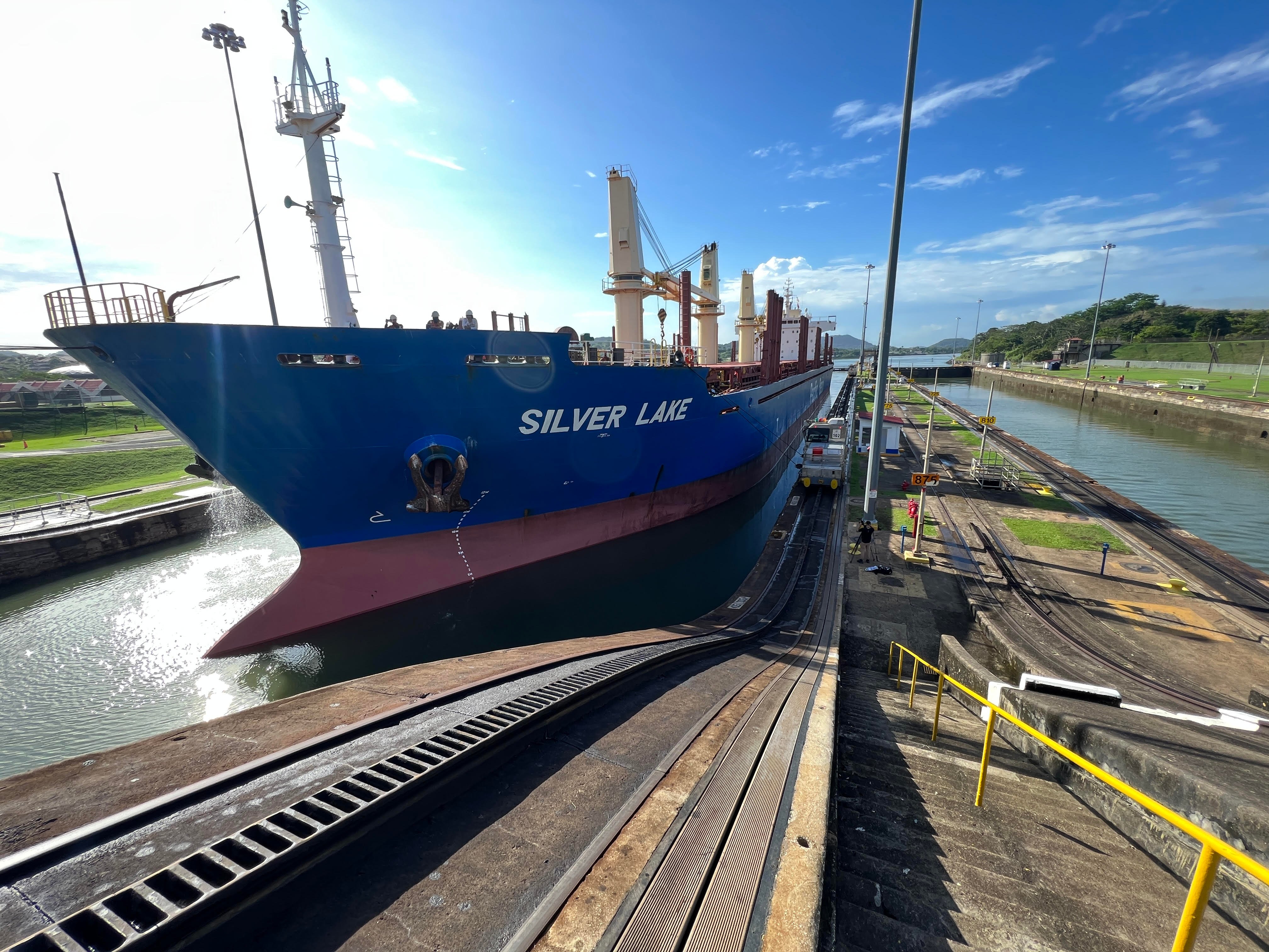 Un porte-conteneurs naviguant les écluses du Canal de Panama en juin dernier. Photo: Yanik Dumont Baron/Rado-Canada
