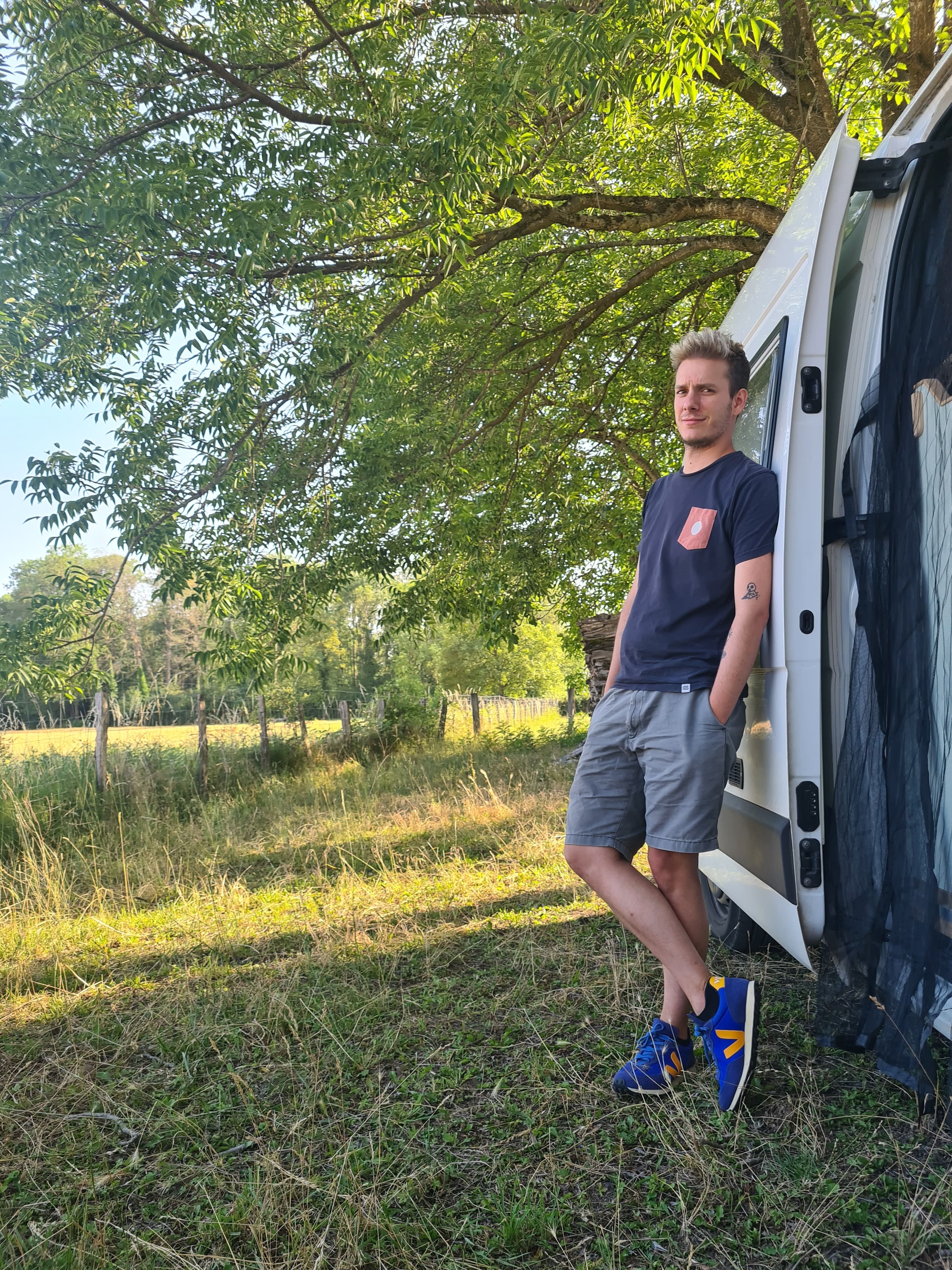 OKLM accoudé à mon van