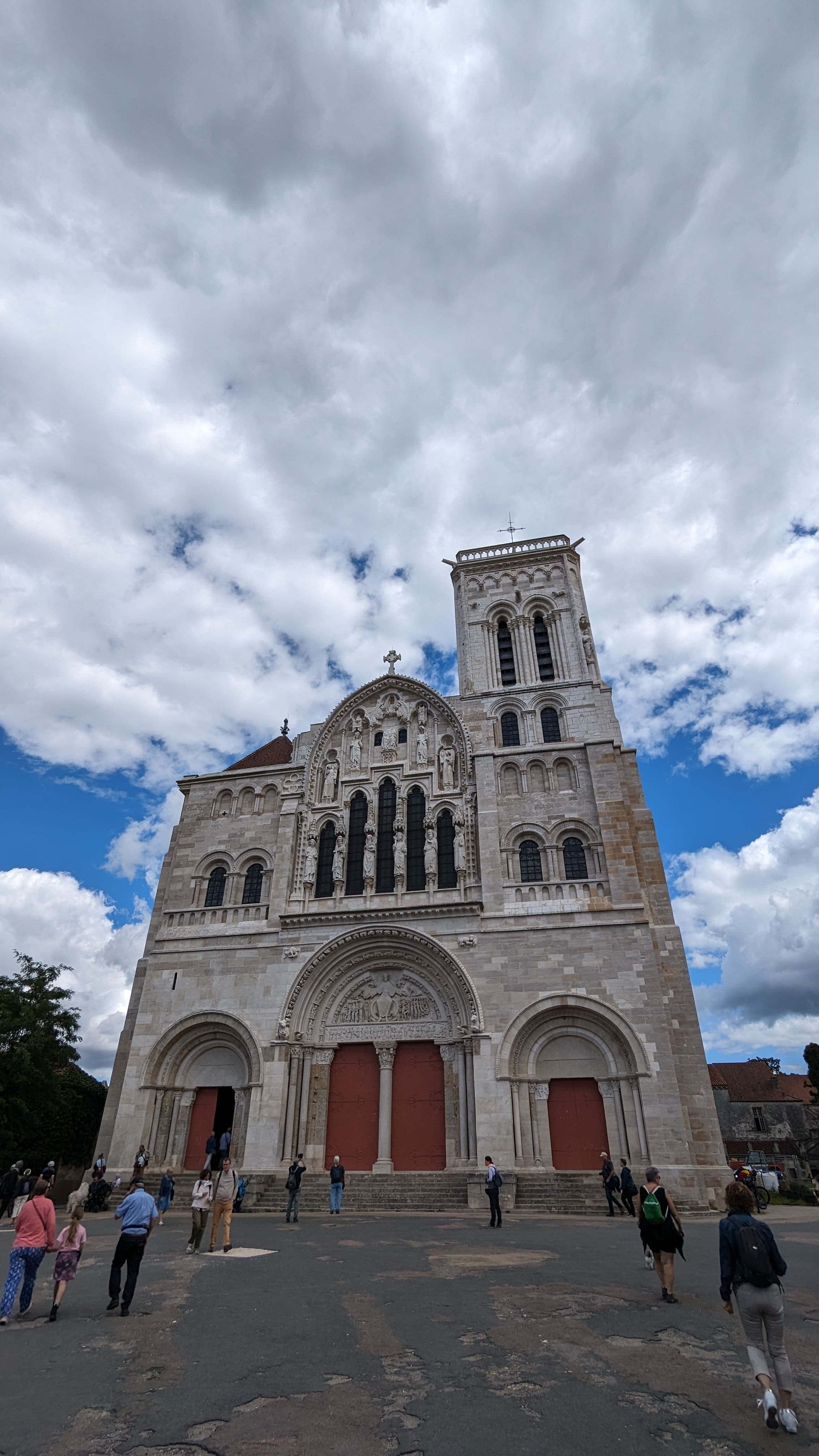 La basilique de Vezelay (de face)