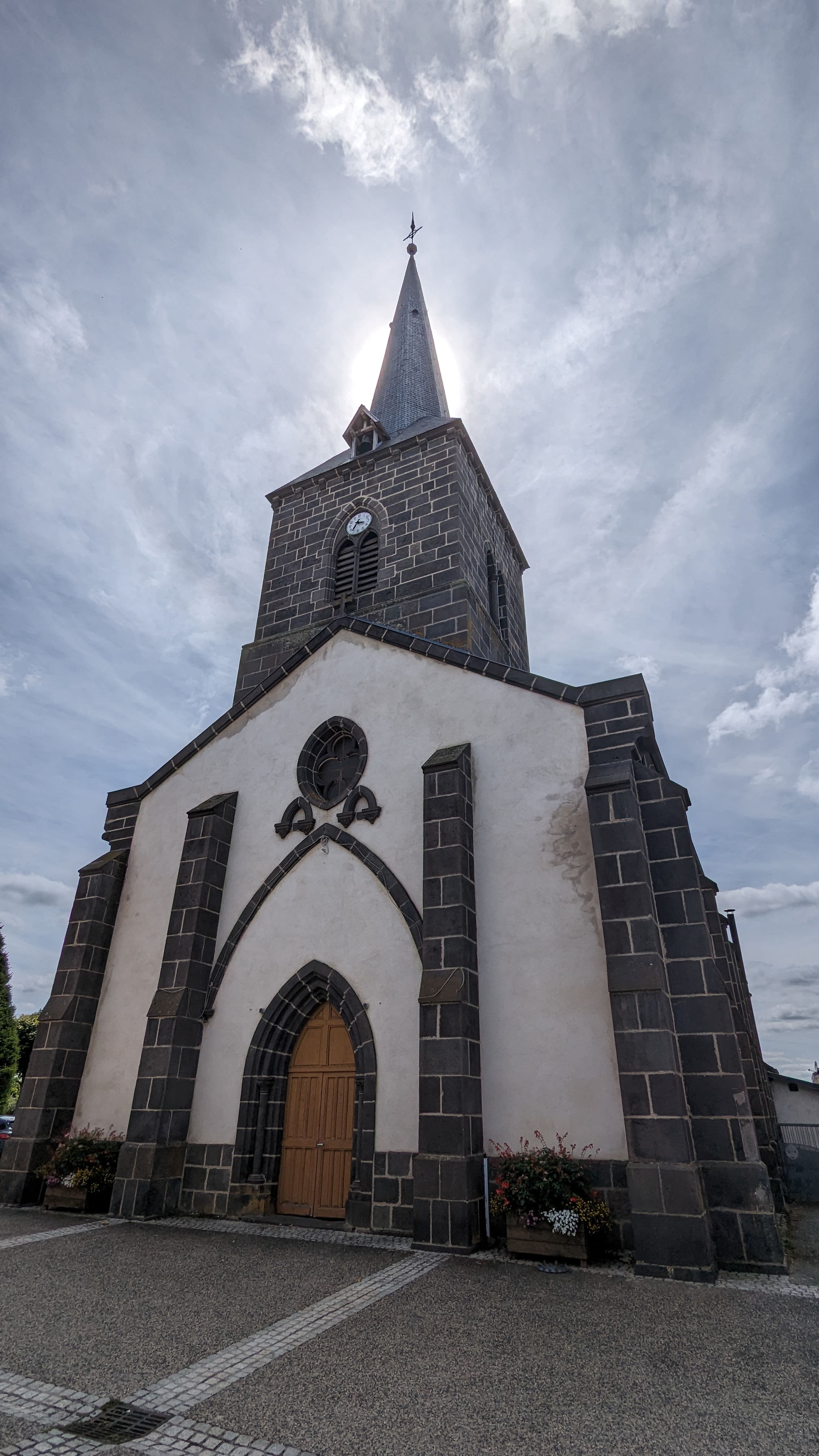 L'église de Nébouzat (elle aussi en partie faites de pierres de Volvic)