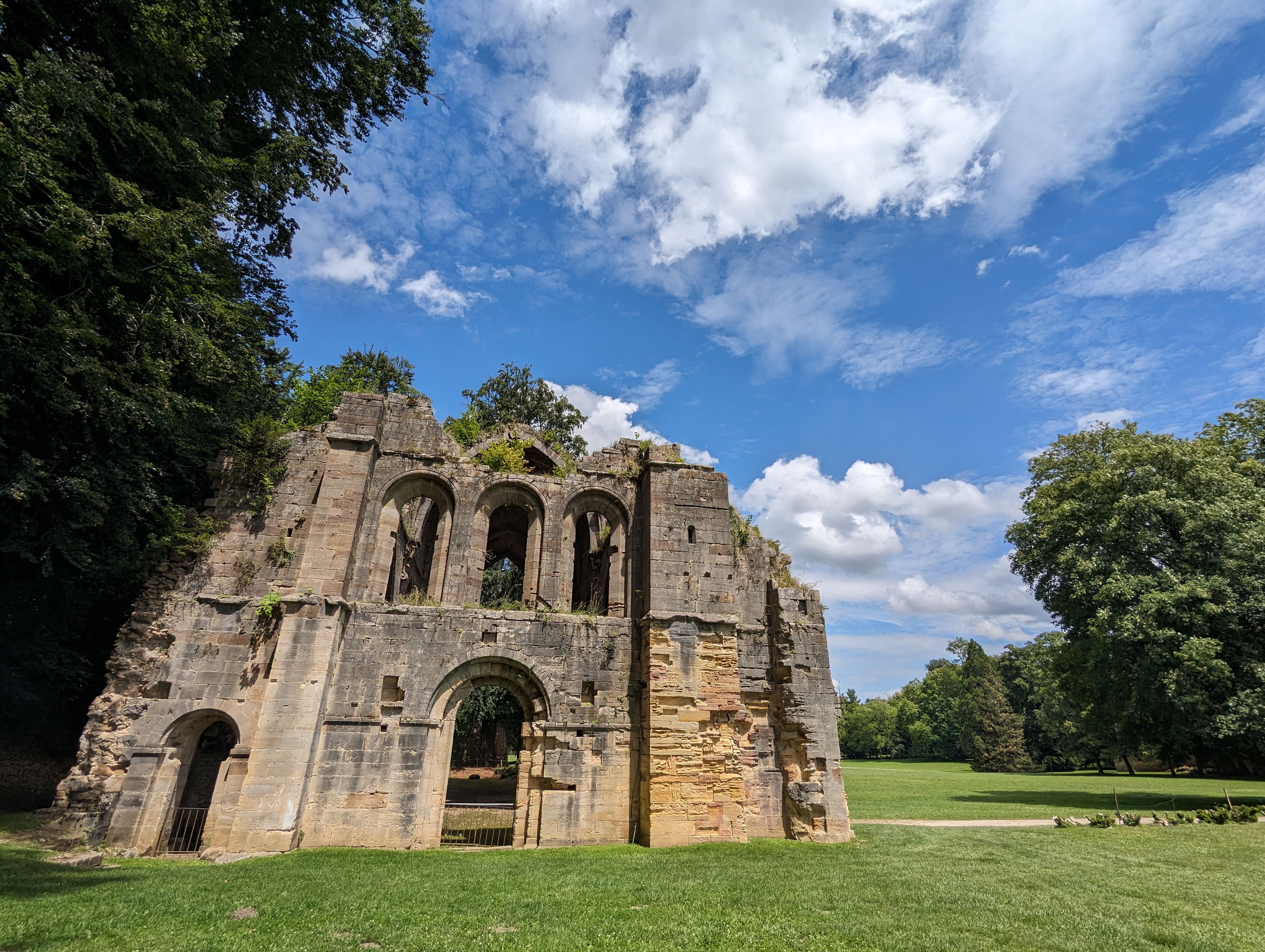 L'Abbaye des Trois Fontaines (de face)