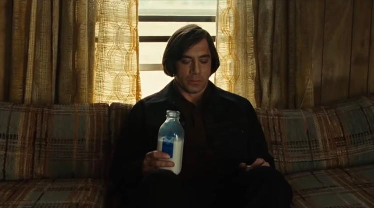 Javier Bardem, alias Anton Chigurh n'oublie jamais de boire sa bouteille de lait entre deux massacres. (Capture d'écran de la vidéo YouTube "Milk in Movies: Why Do Characters Drink It?")
