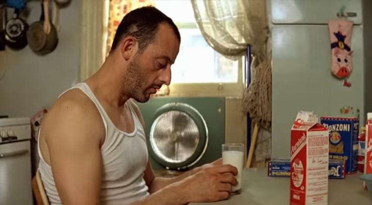 Le personnage de Léon dans le film de Luc Besson (Capture d'écran de la vidéo YouTube "Milk in Movies: Why Do Characters Drink It?")