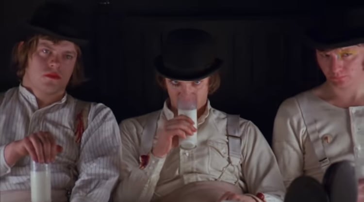 Alex et son verre de lait qu'il aime boire au Korova Milkbar avec ses droogs. (Capture d'écran de la vidéo YouTube "Milk in Movies: Why Do Characters Drink It?")