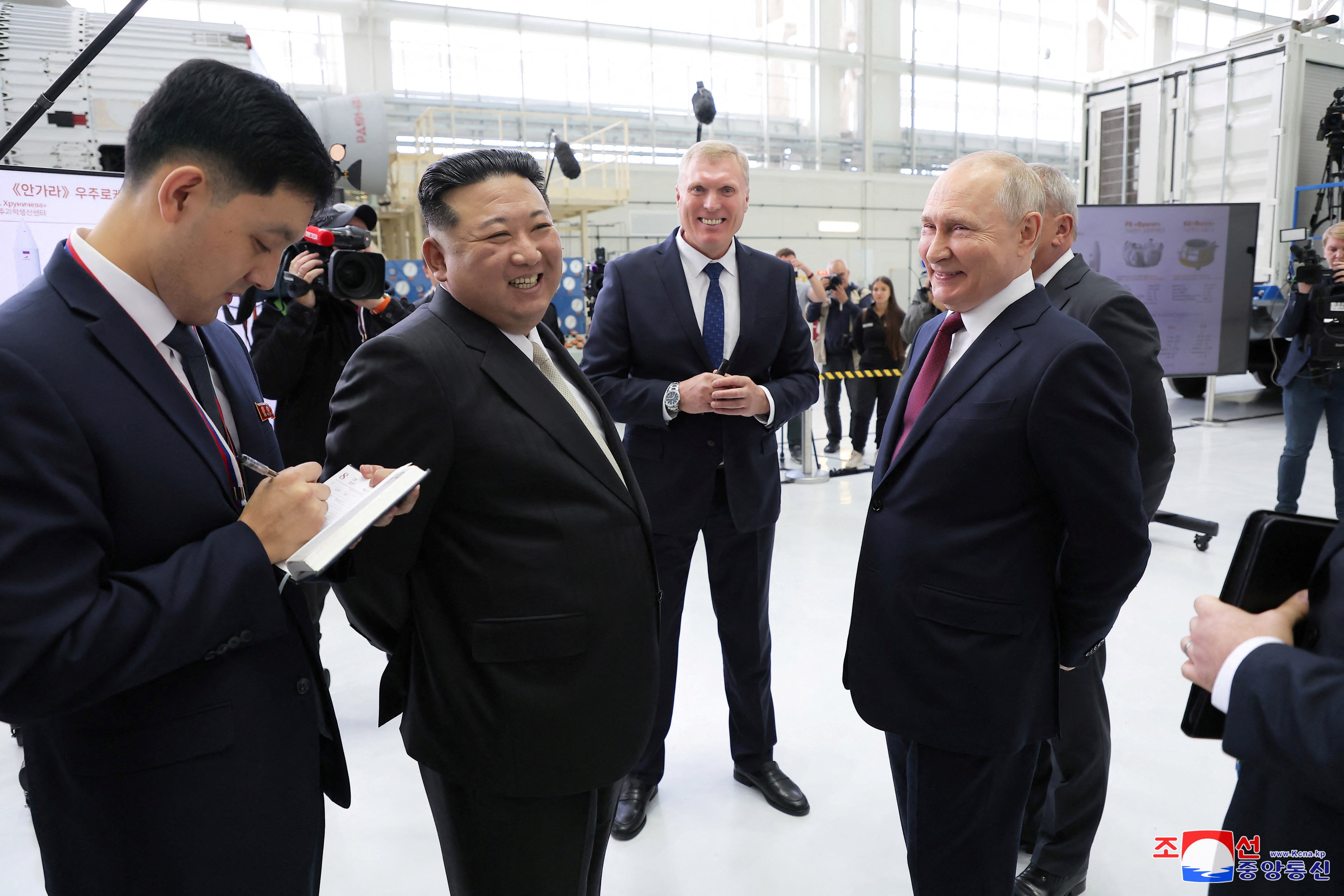 Les deux dirigeants lors de la visite du cosmodôme russe Vostochny  le 13 novembre 2023. Photo: KCNA (agence officielle de la Corée du nord).