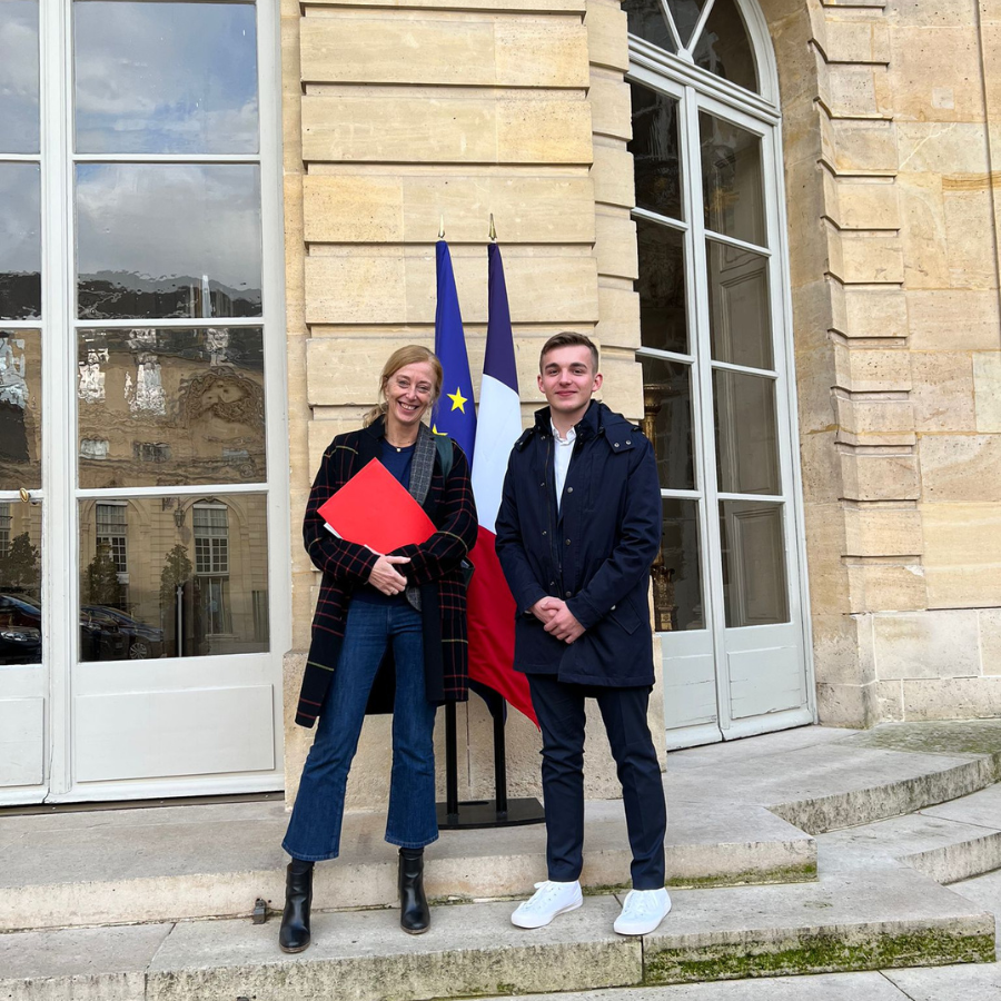 Tony Quillardet, Président de l'asso', avec Charlotte Caubel, Secrétaire d'État chargée de l'Enfance.