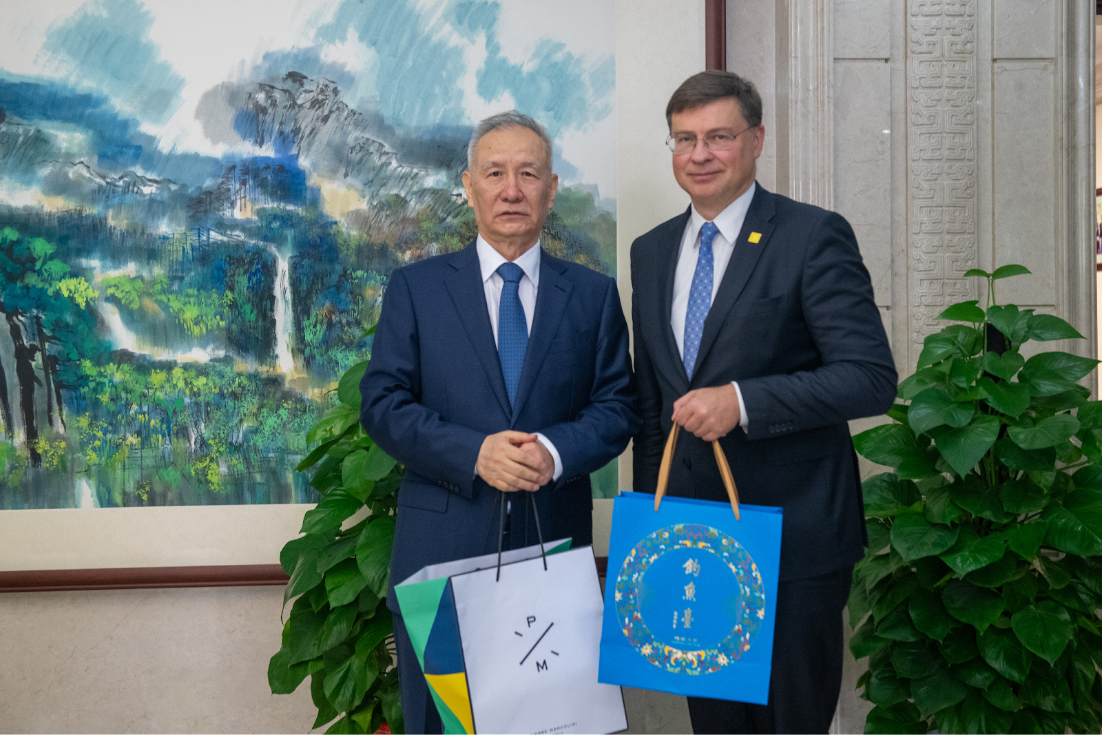 Valdis Dombrovskis et He Lifeng après une sortie shopping © Commission européenne