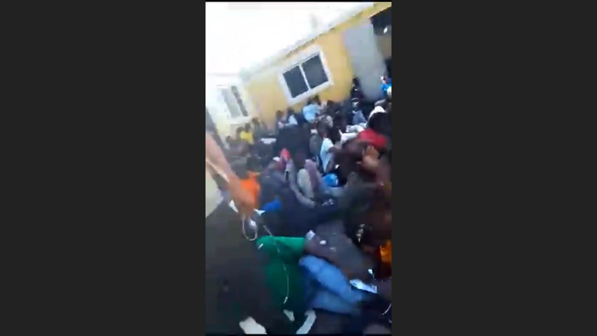 Une capture d'écran de la vidéo publiée par les associations, prise dans le poste de frontière de Menton.