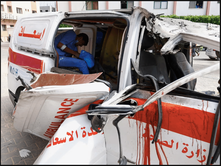 Une ambulance israélienne touchée. Photo: Ibraheem Abu Mustafa, Reuters