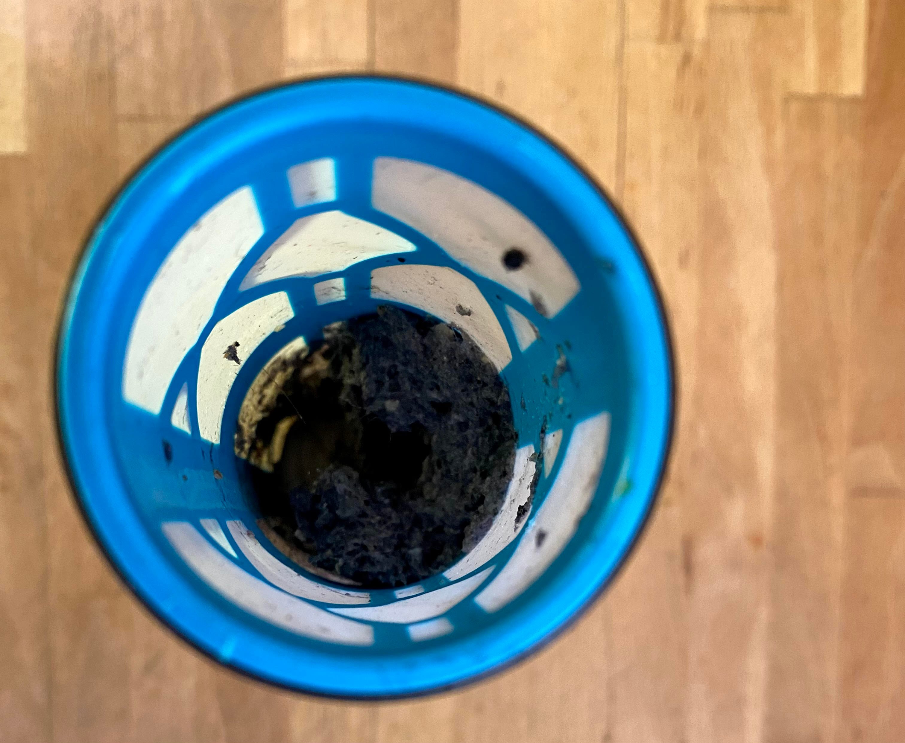 L'intérieur du filtre à microplastiques à vider. (c) LaboMaison