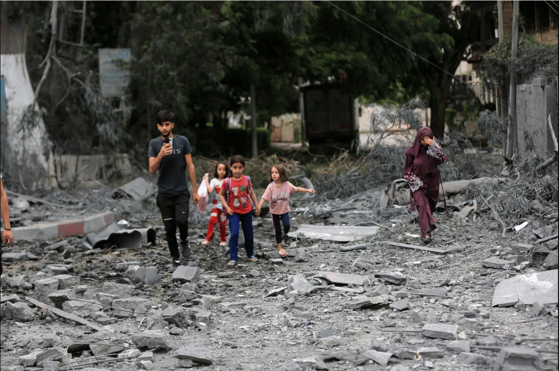 Des résidents de la bande de Gaza cherchent un lieu sûr le 10 octobre. Photo: Ashraf Amra/Anadolu via Getty Images
