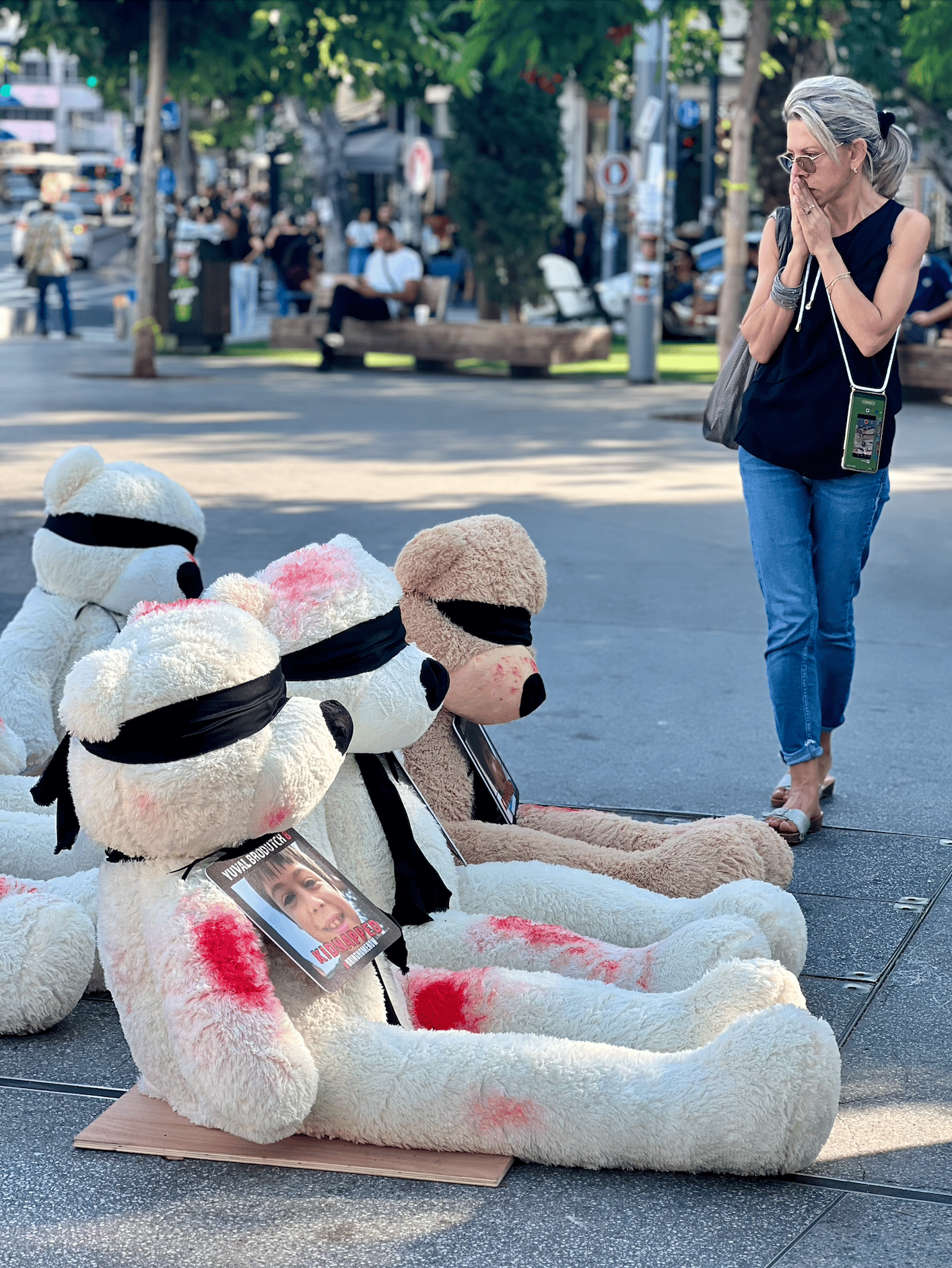 A Tel Aviv, une installation rappelant la présence d'enfants parmi les otages à Gaza. Photo: Yanik Dumont Baron / Radio-Canada
