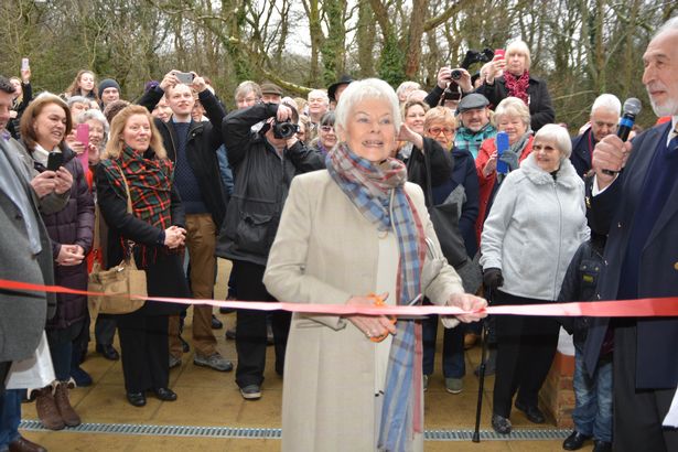 En 2015 Judi Dench inaugure une salle communautaire restaurée à Reigate dans le Surrey où elle habite