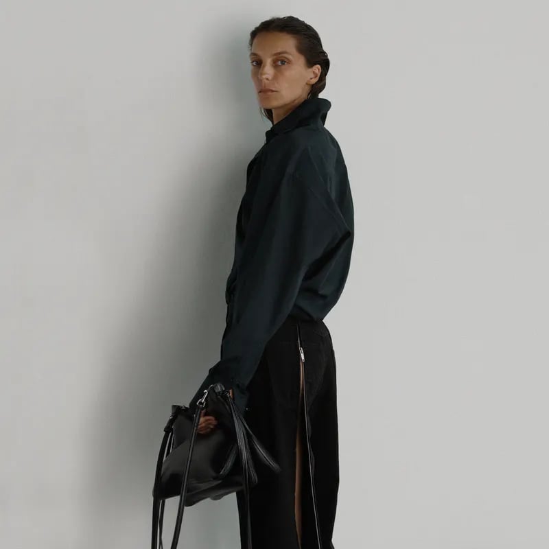 Daria Werbowy, muse (et un peu sosie) de Phoebe Philo, porte le fameux pantalon aux jambes zippées jusqu'aux fesses, épuisé.