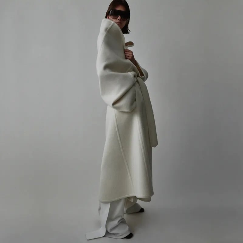 Une tenue typique du style Phoebe Philo : cachemire immaculé et pantalon oversize