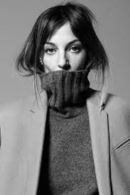 Phoebe Philo a popularisé entre autres "allures" : les cheveux glissés dans le col roulé.