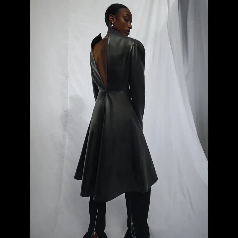 Robe en cuir nappa et zips. Sobre, moderne, et cher.