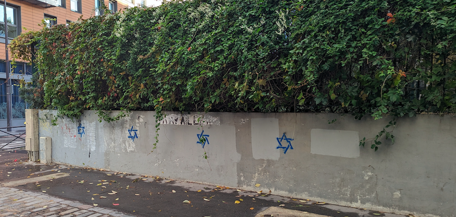 Tags photographiés le 1er novembre sur le mur d'un jardin d'enfants du 18e arr. de Paris / Jalapeñews