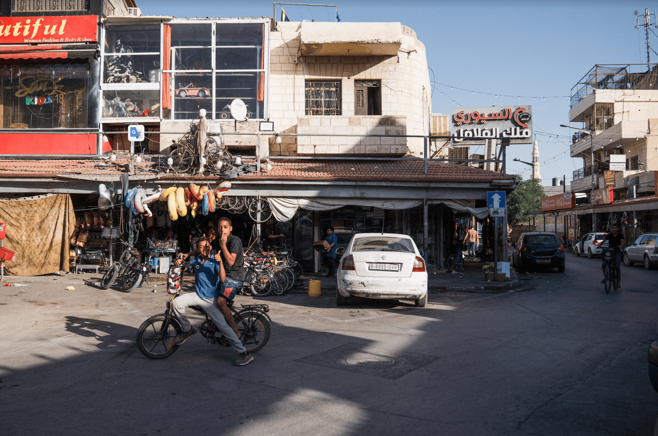 Un doigt d'honneur au passage. La présence de journalistes étrangers pas appréciée à Jéricho. Photo: Frédéric Lacelle / Radio-Canada 