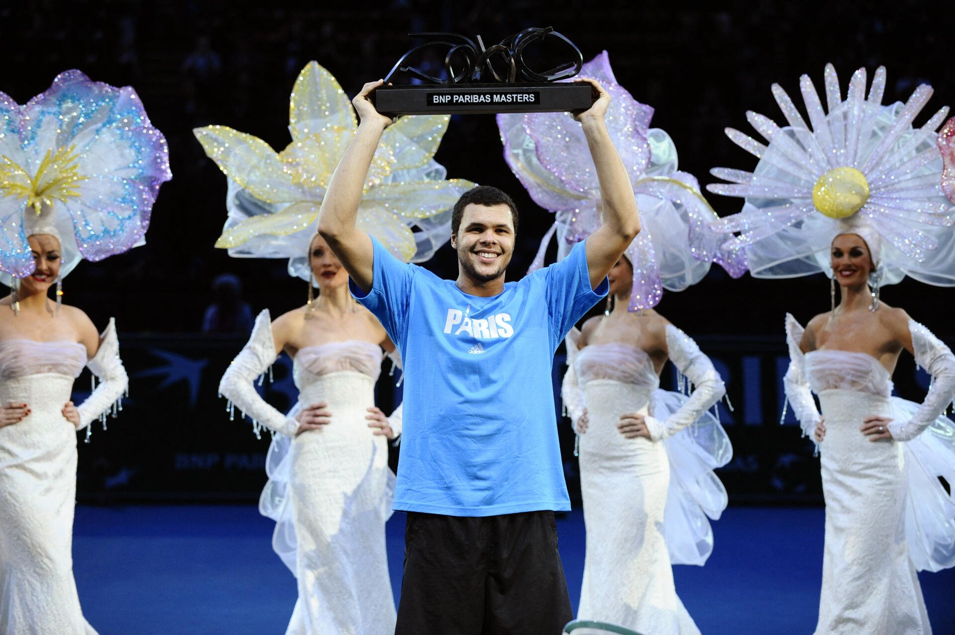 Y a rien qui va dans cette photo entre le trophée et l'arrière plan et pourtant... Nous sommes en 2008