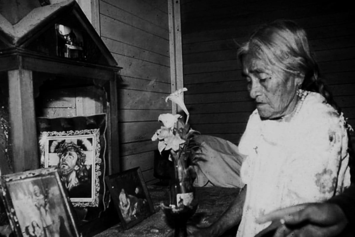 Maria Sabina préparant sa cérémonie