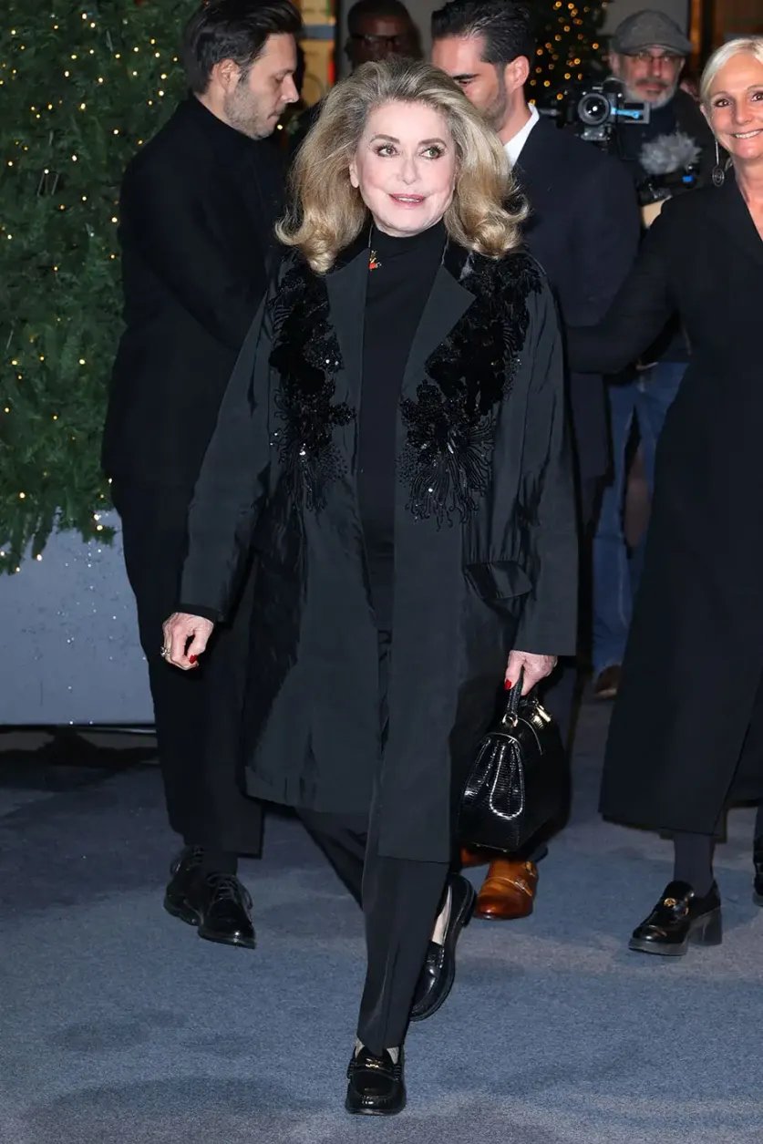 Catherine Deneuve le 9 novembre dernier, impeccable pour inaugurer les vitrines de Noël du Printemps Haussmann à Paris. Sac et mocassins Céline (Photo Jérome Domine)