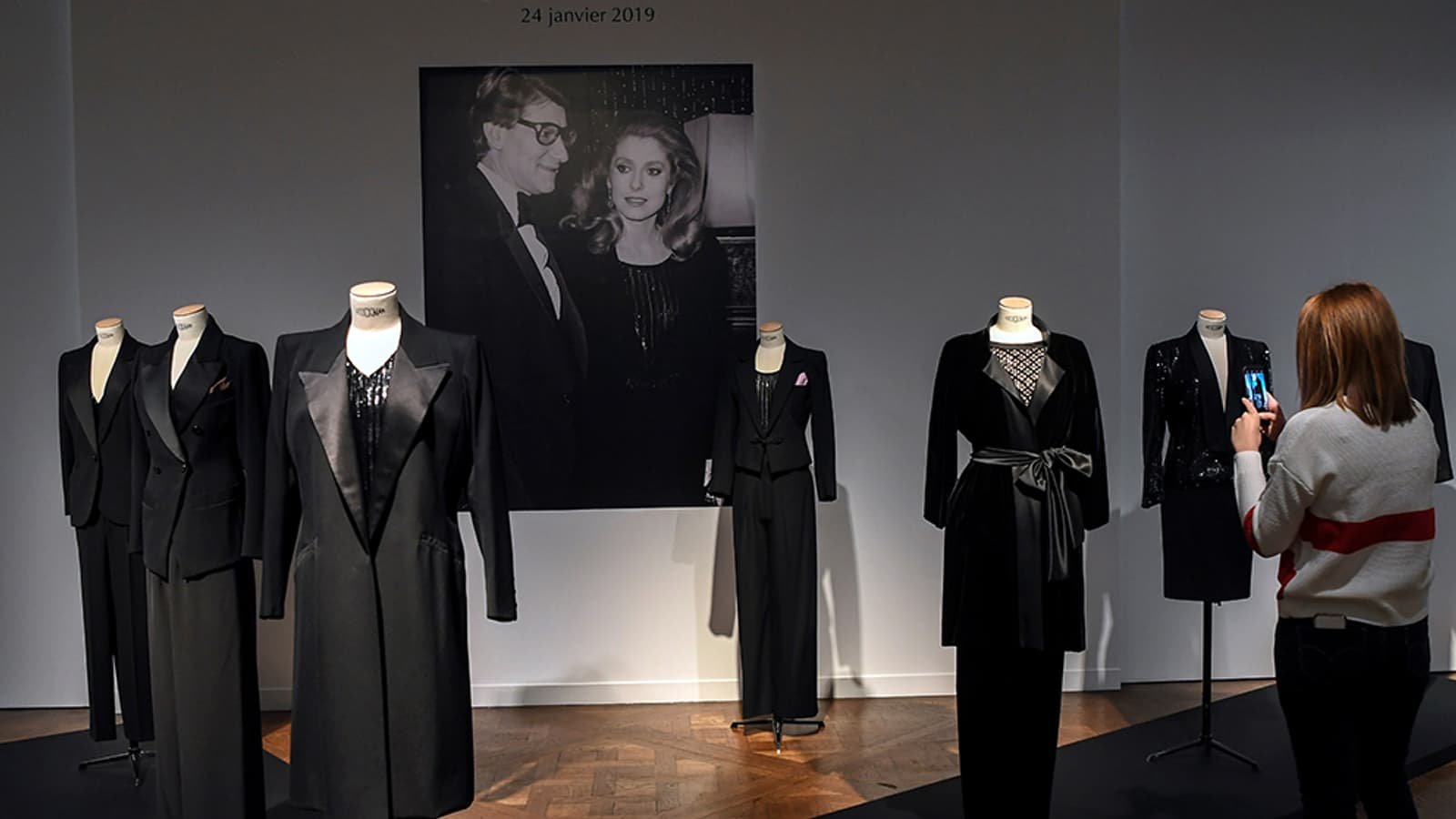 En 2019, esprit smoking, une infime partie de ses vêtements Yves Saint Laurent partis aux enchères chez Christie's pour une somme record
