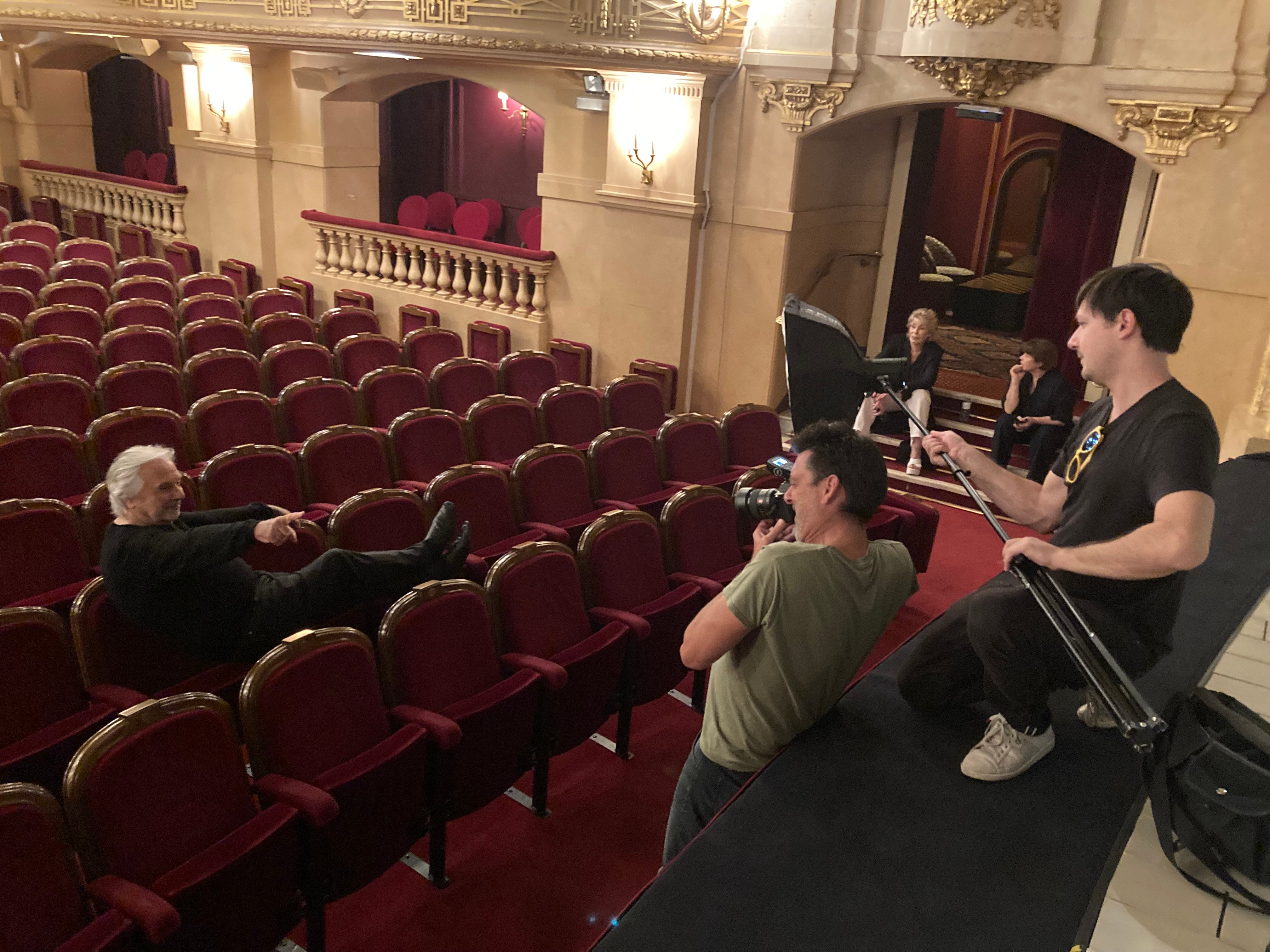 Entrer dans un théâtre, c'est s'inscrire dans un décor ! Ici Pierre Arditi dans le charmant Théâtre Edouard VII en shooting pour Paris Match