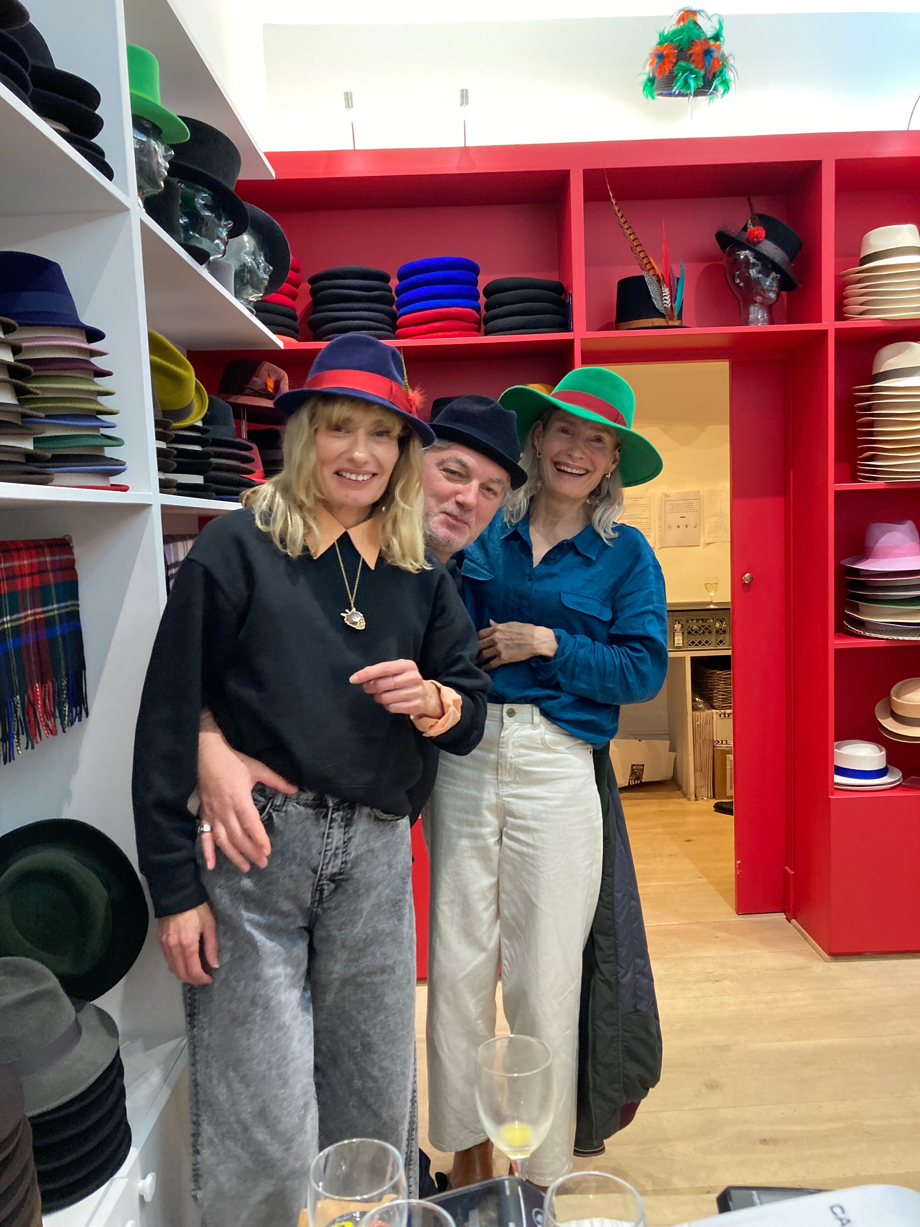 Pourtant, il suffit d'un rien pour avoir du style, un chapeau Tony Peto à 80, 100 ou 200 euros. Ici chez Tony Peto des copains convertis dans sa boutique à Paris.