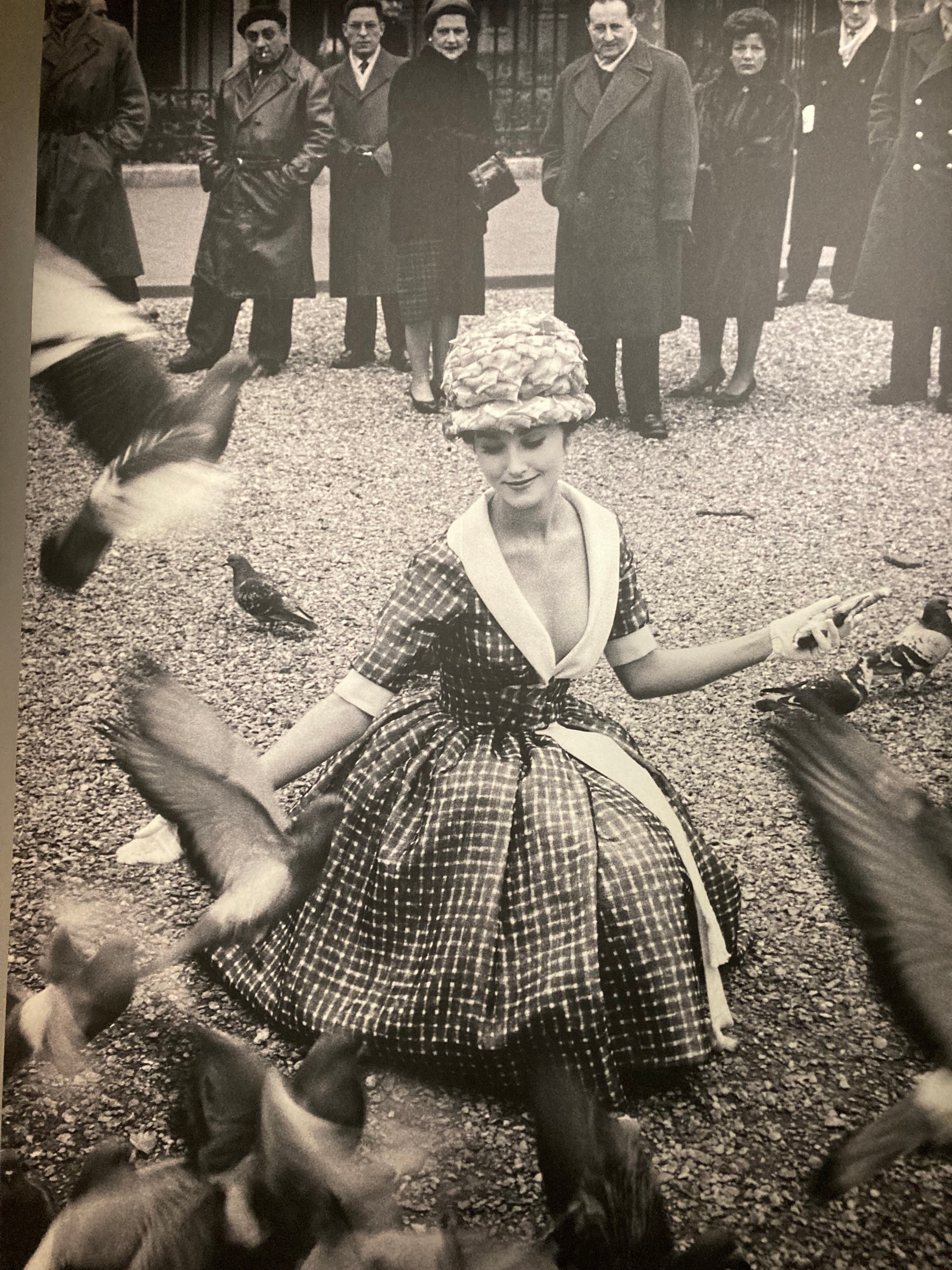 Une photo des fiftie's signée Franck Horvath. La mode était alors inaccessible au plus grand nombre; ça n'est plus le cas.