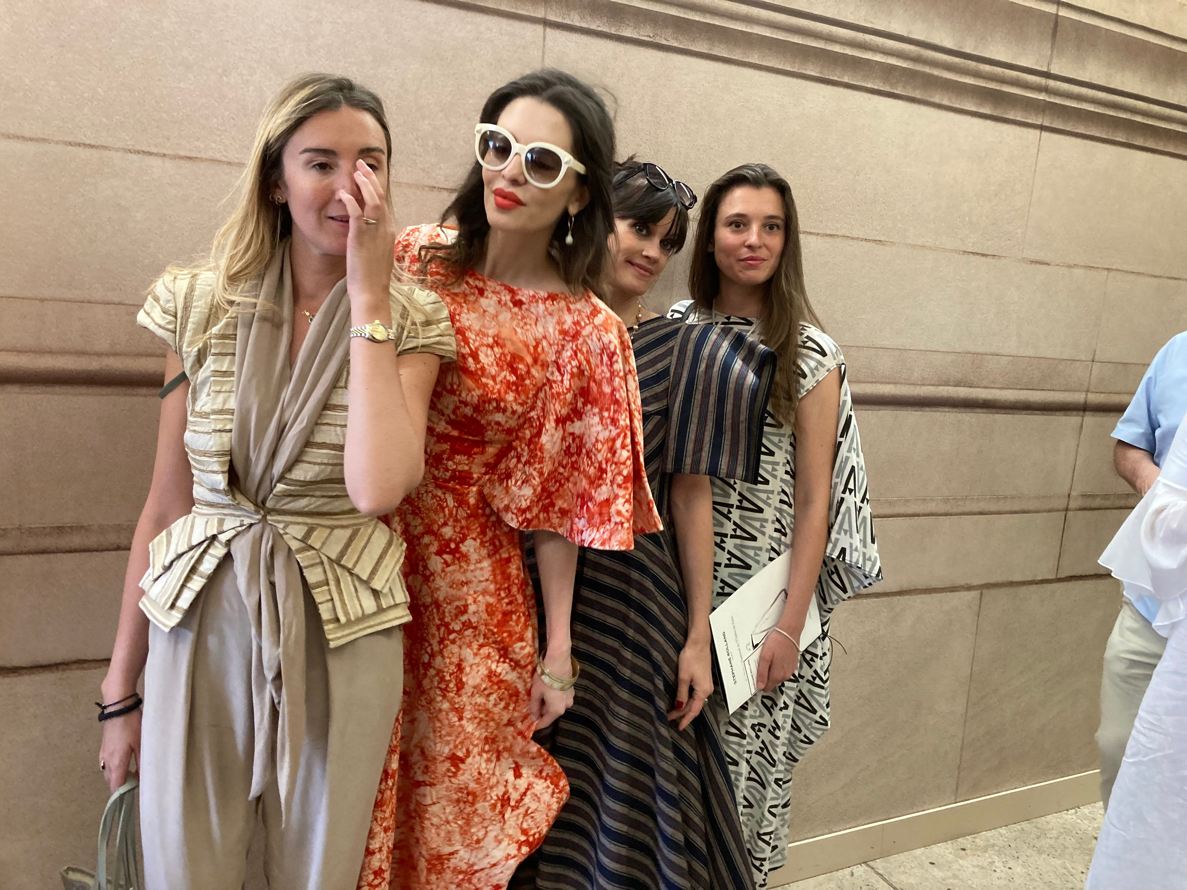 Des spectatrices au défilé Stéphane Rolland à l'Opéra de Paris : la mode est un jeu. Travailler son allure, une politesse.