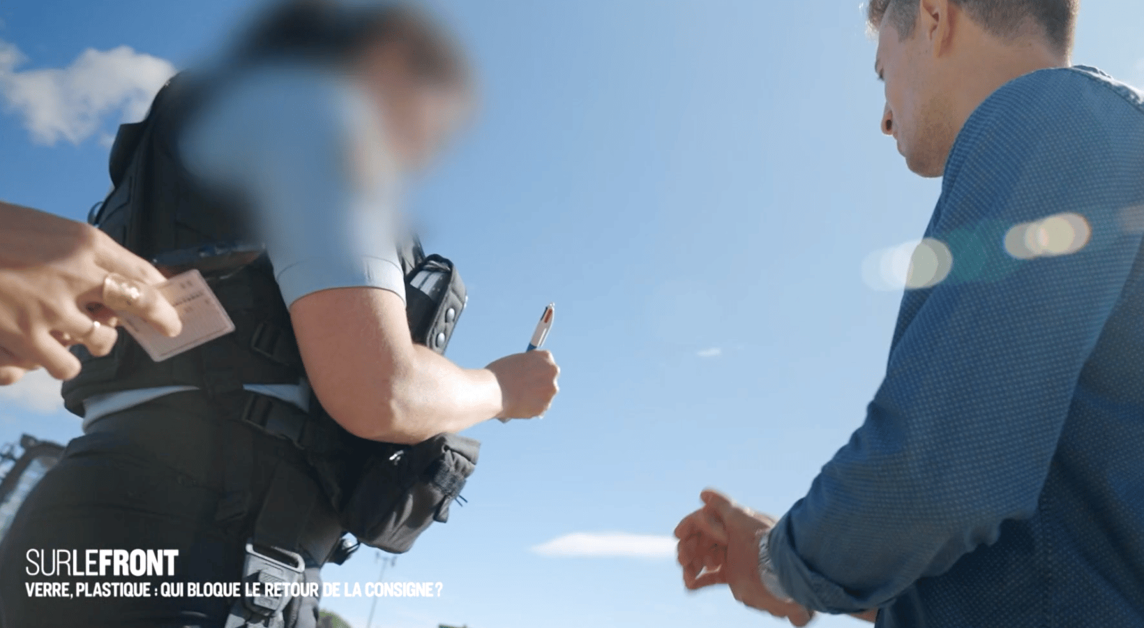 Les gendarmes contrôlent l'équipe de "Sur le front" devant le centre Bourgogne Recyclage.