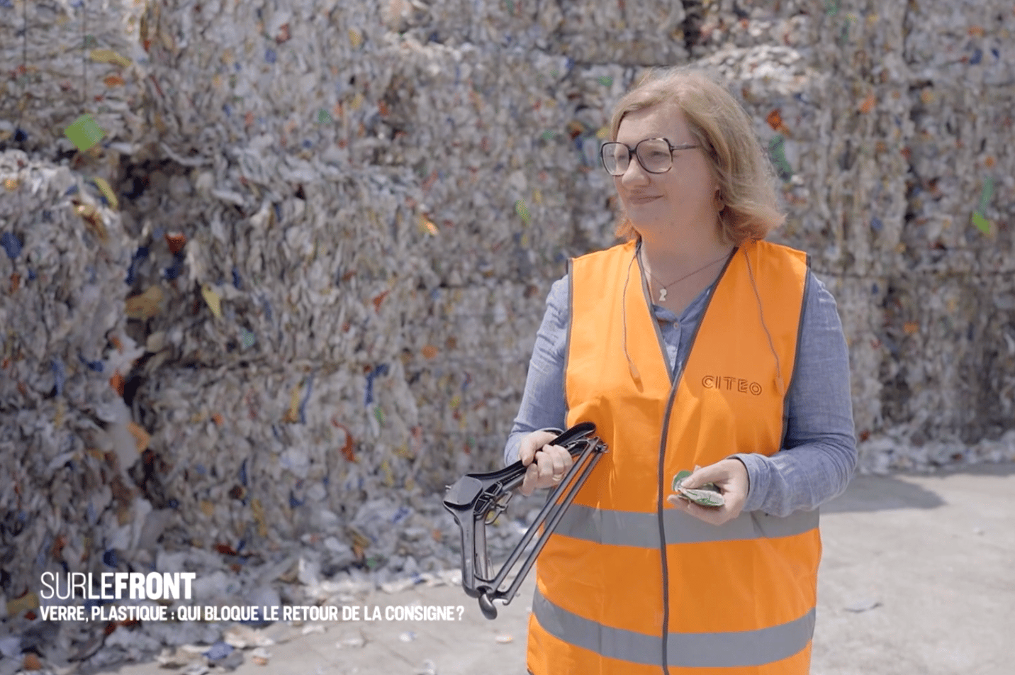 Dans l'usine de recyclage espagnole, les pots de yaourts sont transformés en petites billes puis utilisés pour fabriquer des cintres.