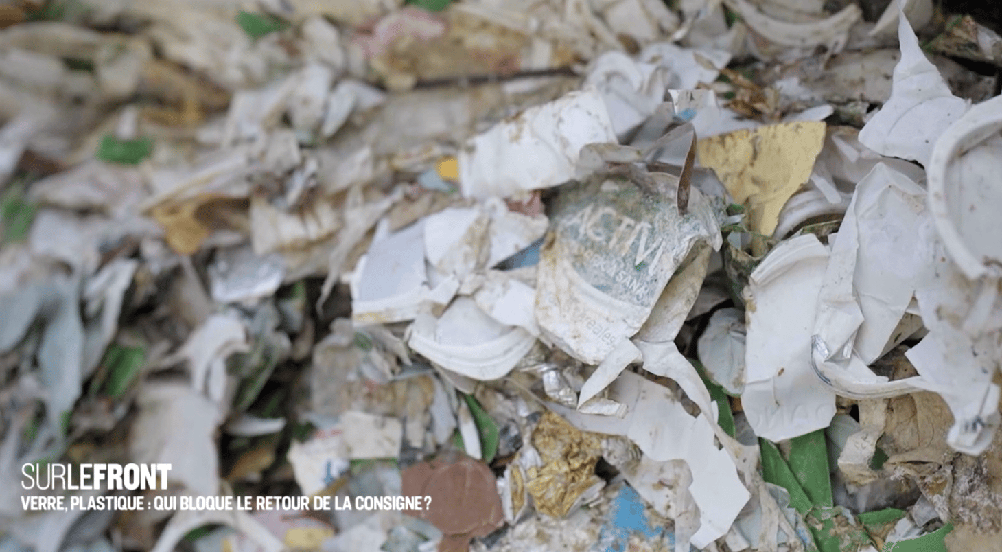 Les pots de yaourt sont conditionnés sous forme de balles de déchets, dans les centres de tri ou de surtri.