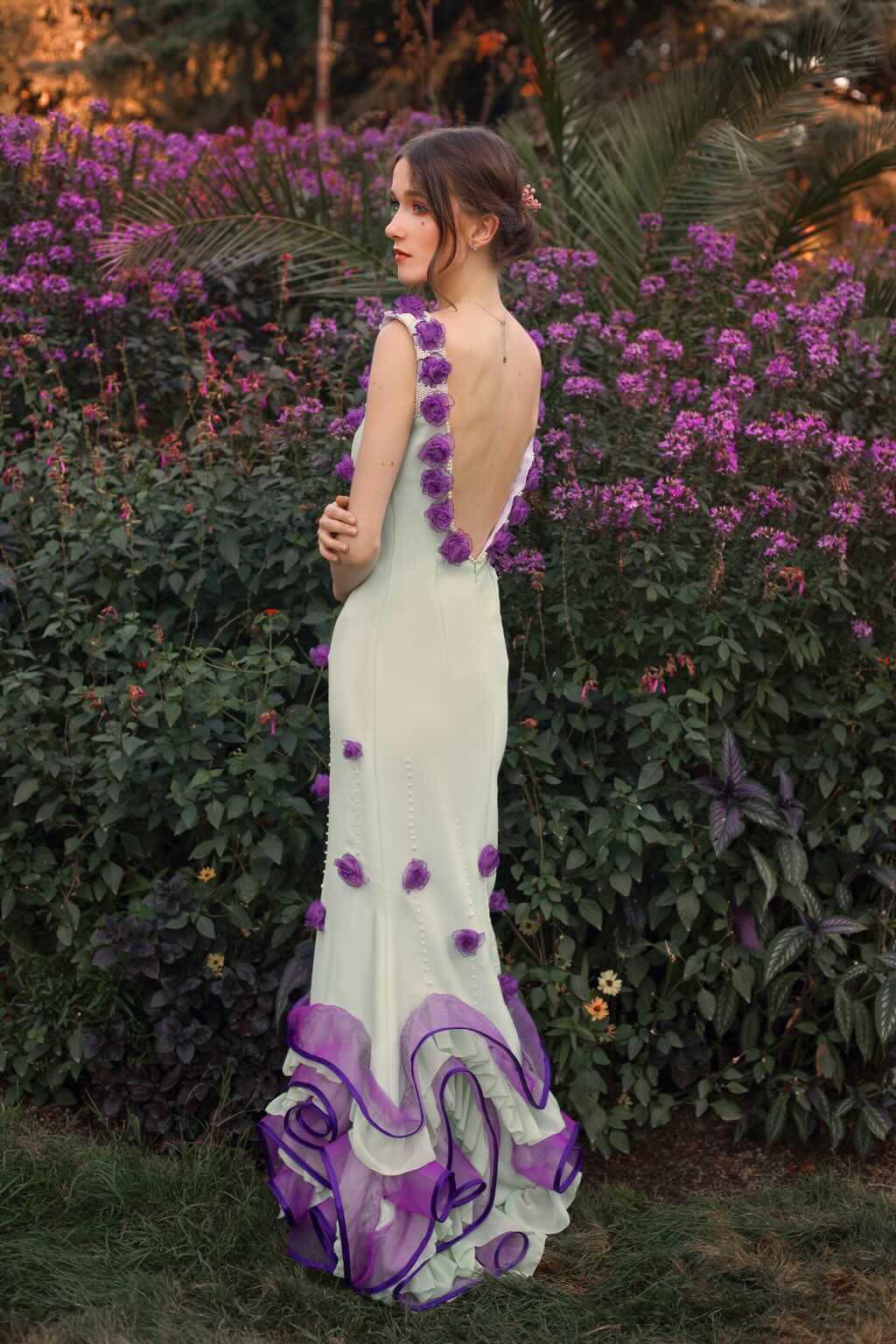 Robe de mariée ornée de fleurs et perles brodées à la main par la jeune styliste dans le cadre d'un stage. 
