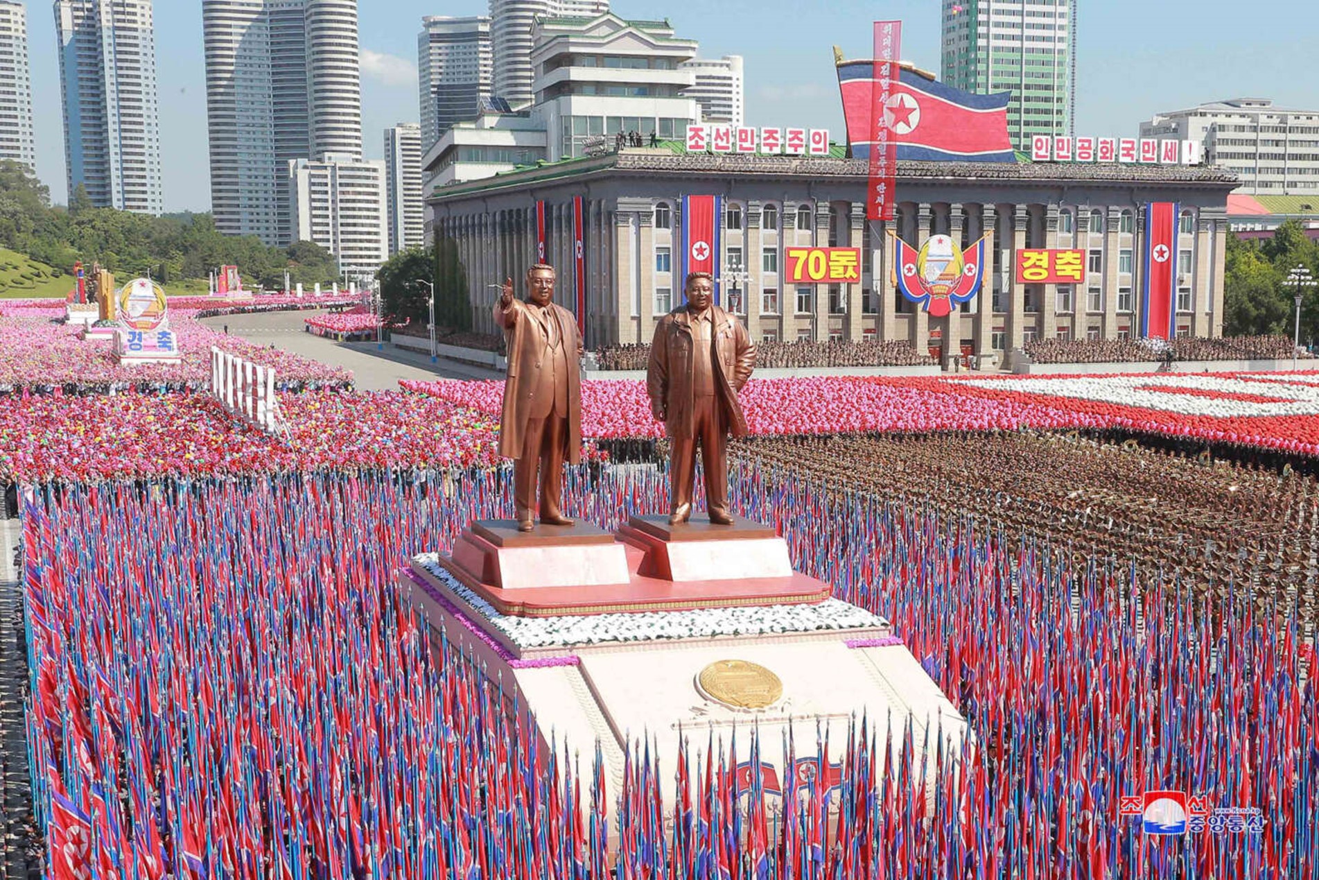 Ils manifestent leur enthousiasme par de grandes parades spontanées qui sont l’occasion de faire défiler des statues du père et du fils. Grandeur nature.