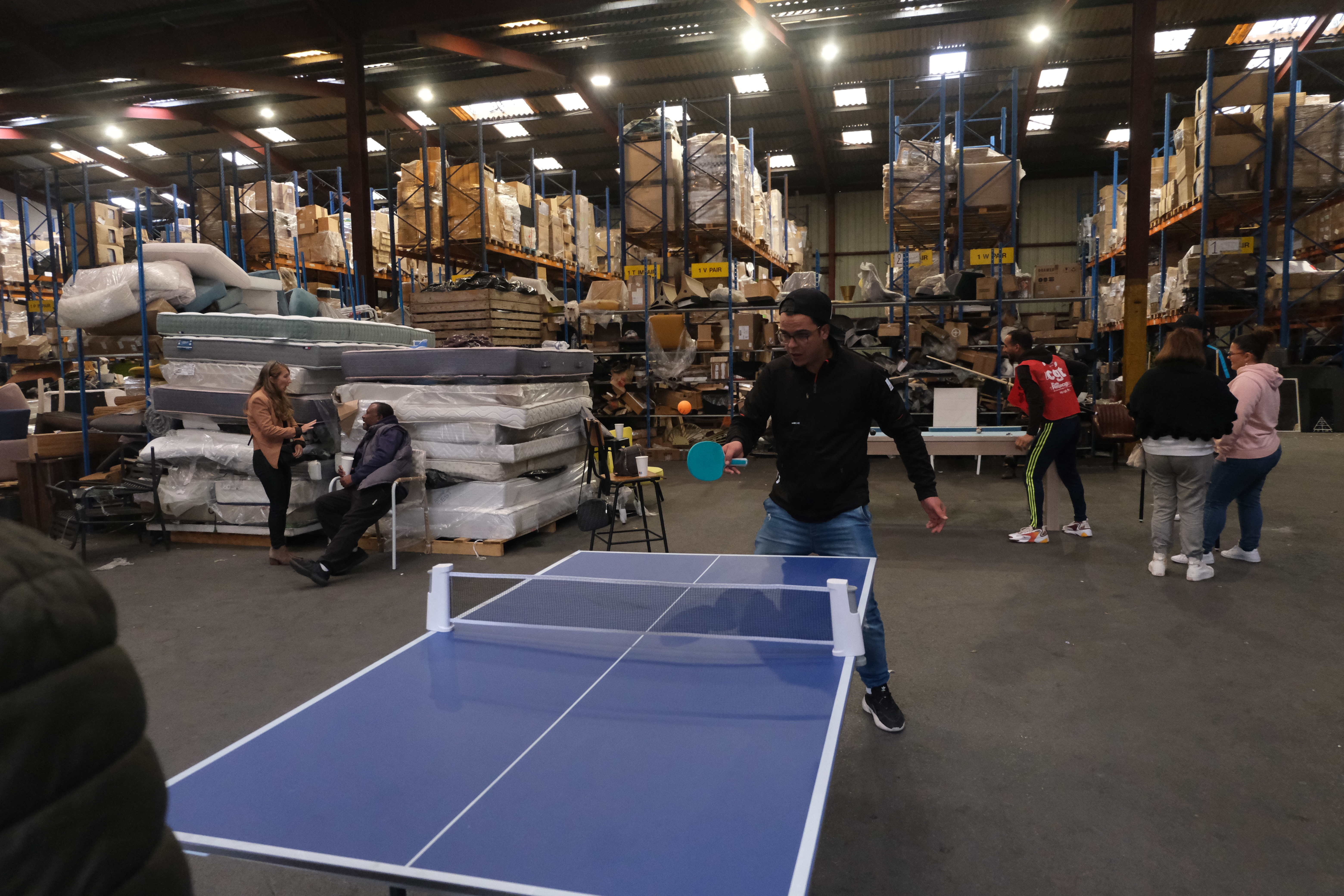 Dans l'entrepôt, les compagnon.nes discutent, font des réunions, mais ont aussi des loisirs. Photo Giovanni Simone