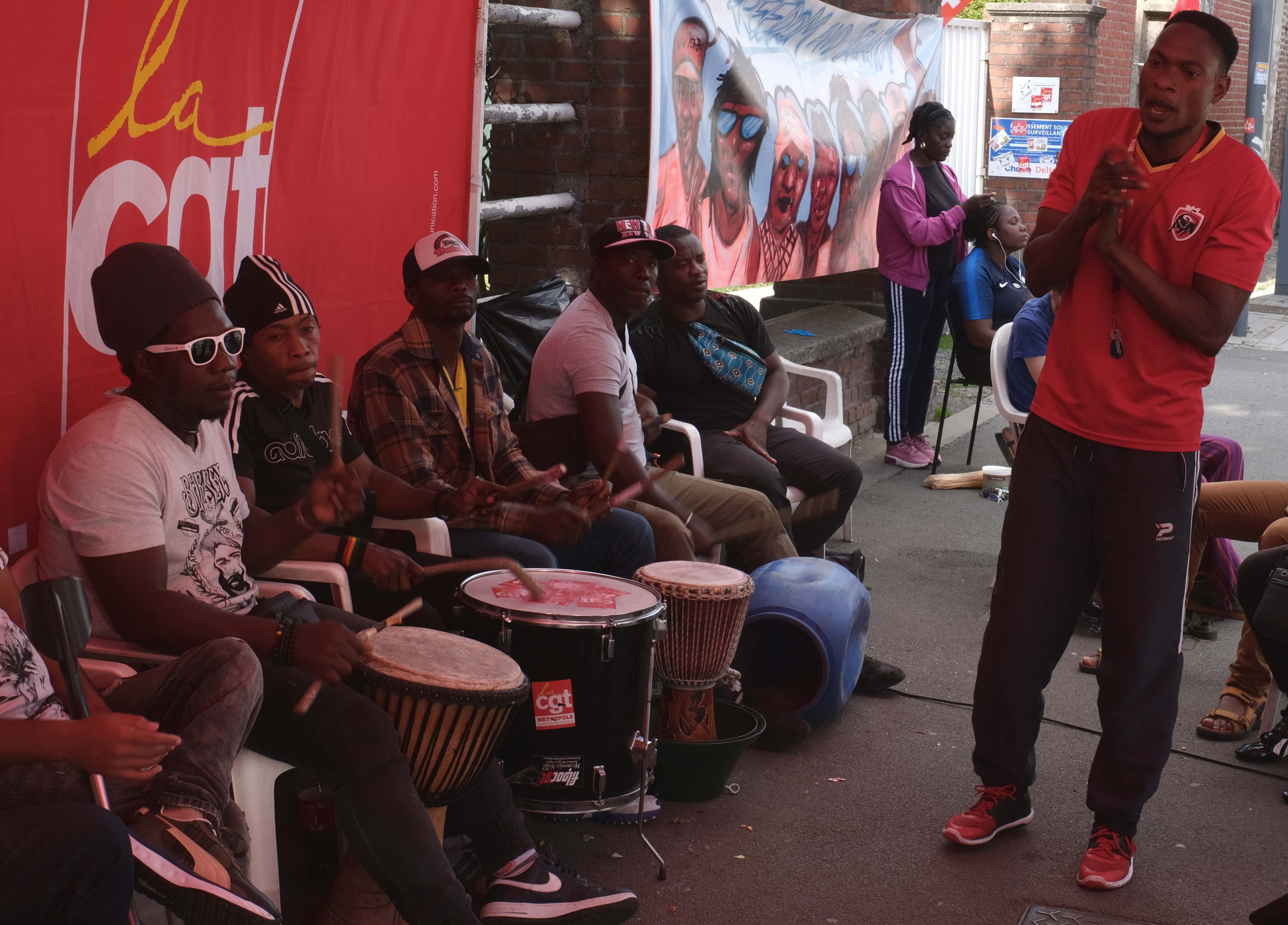 Au piquet de grève, les compagnon.nes jouent régulièrement de la musique. Photo Giovanni Simone