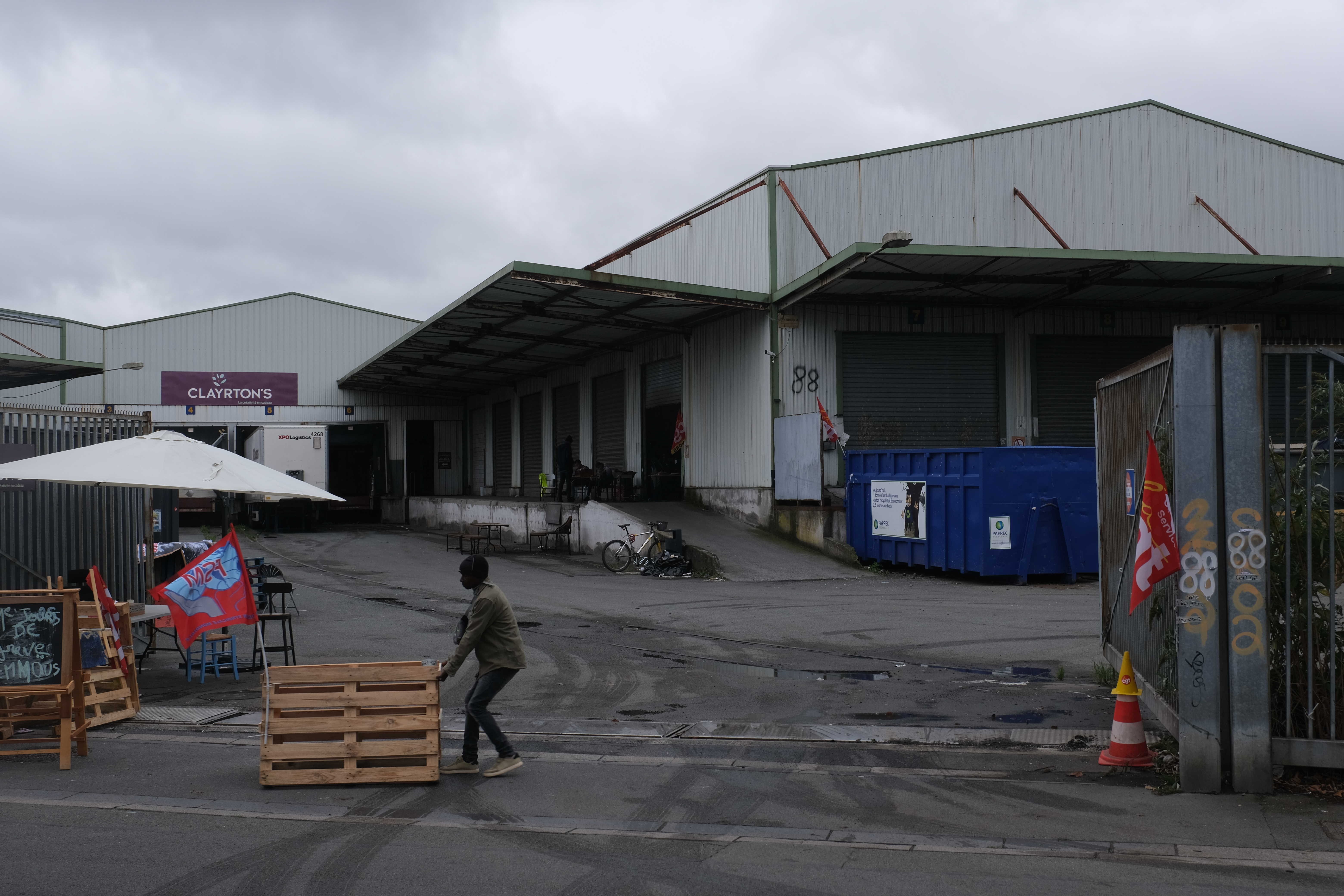 L'entrepot Emmaüs de Tourcoing, à quelques mètres de la gare. Photo Giovanni Simone