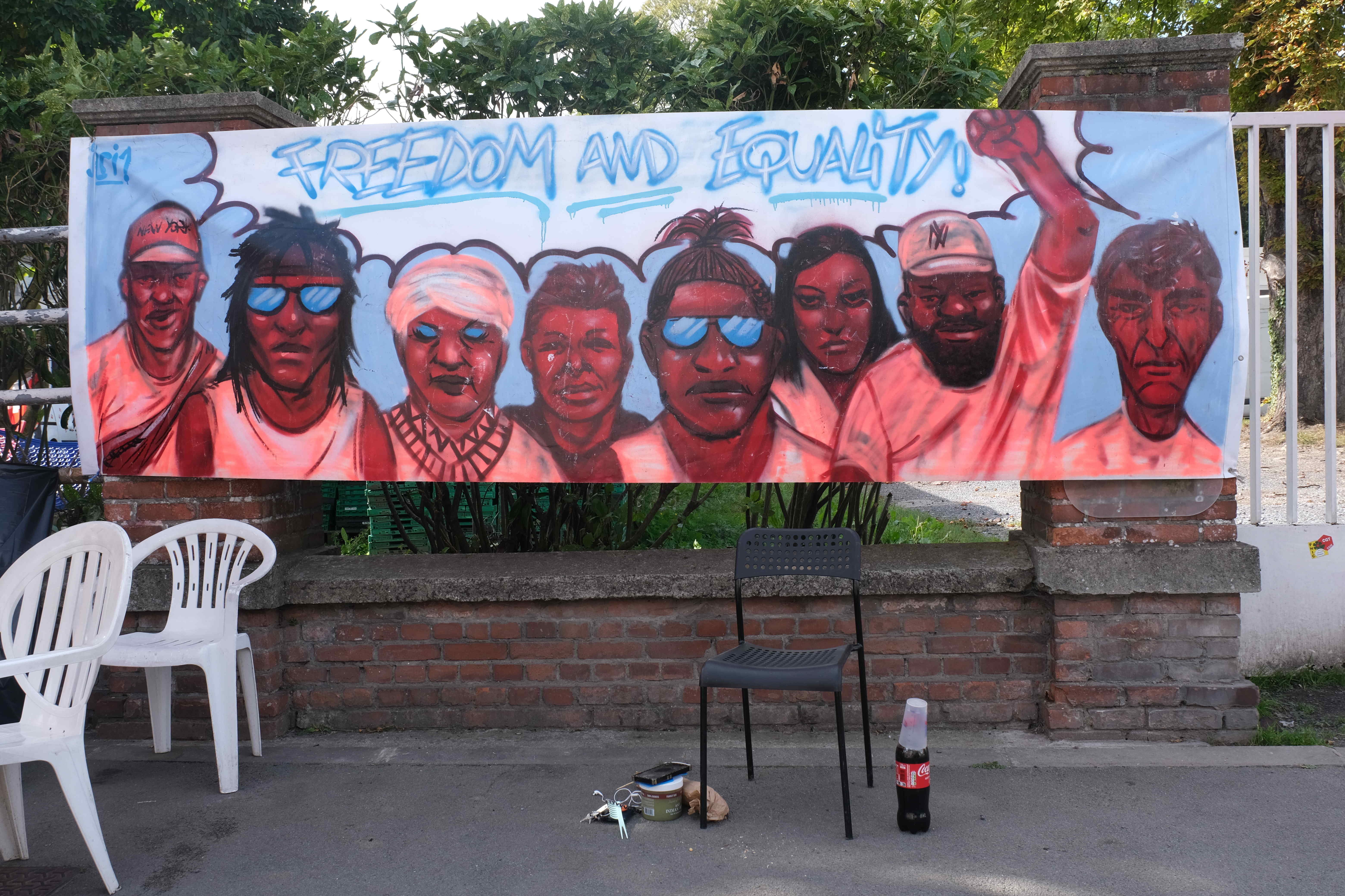 Une des banderoles à l'entrée de la Halte-Saint-Jean met en avant une révendication simple mais fondamentale. Photo Giovanni Simone.