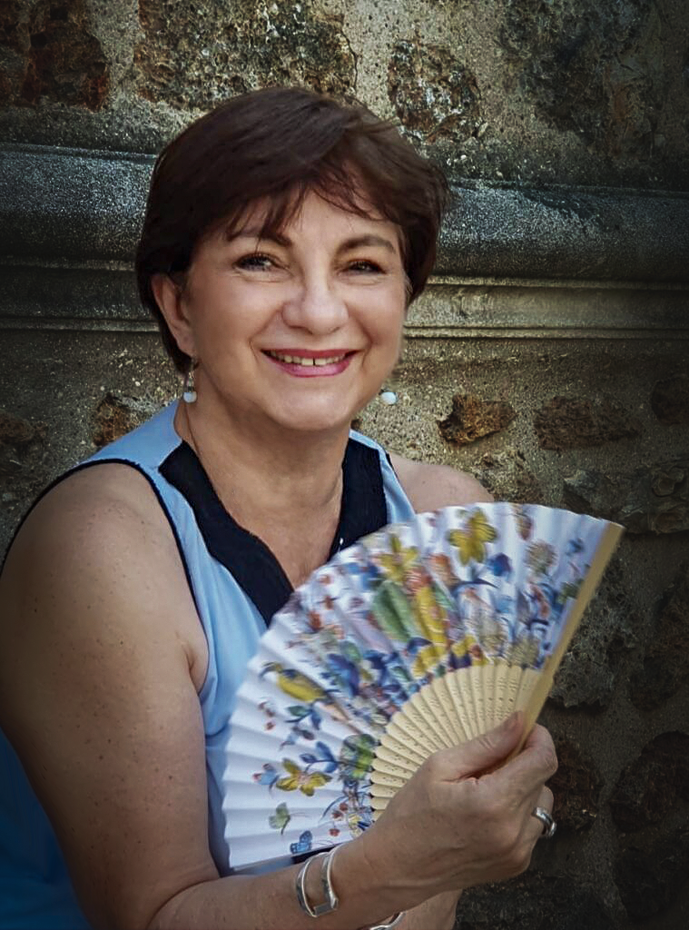 Anne Bitz entrain de s'éventer