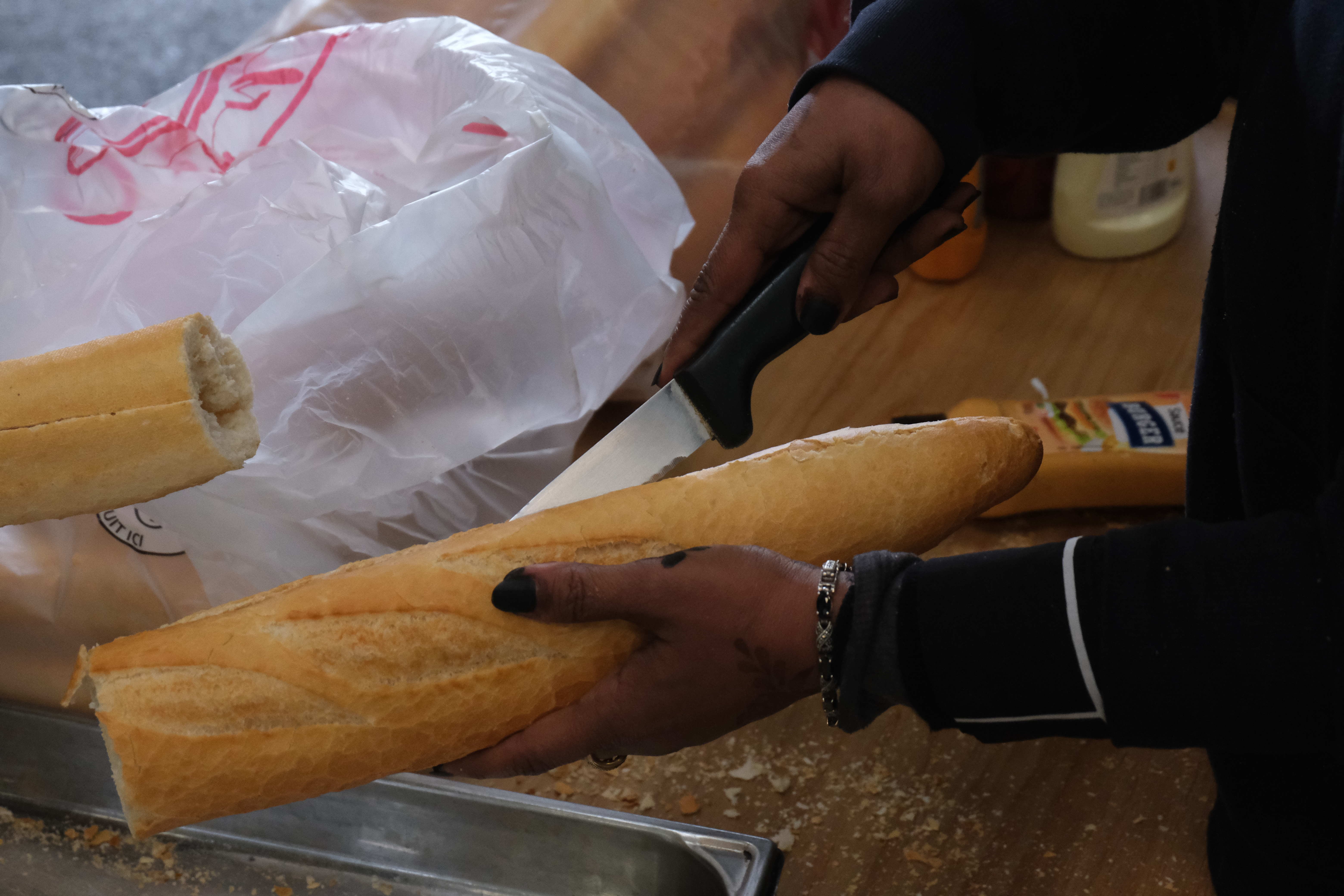 La préparation des sandwichs pour tous les grévistes met à l'oeuvre plusieurs personnes. Photo Giovanni Simone