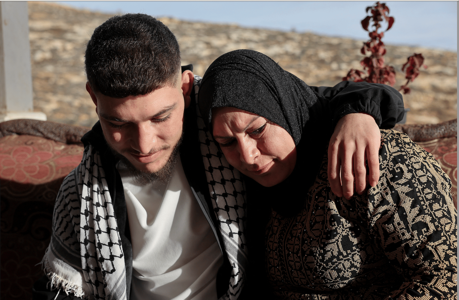 Qusai Taqatqa embrasse sa mère, après avoir été libéré par les forces israéliennes près de Bethléem. Photo: Mussa Qawasma, Reuteurs.