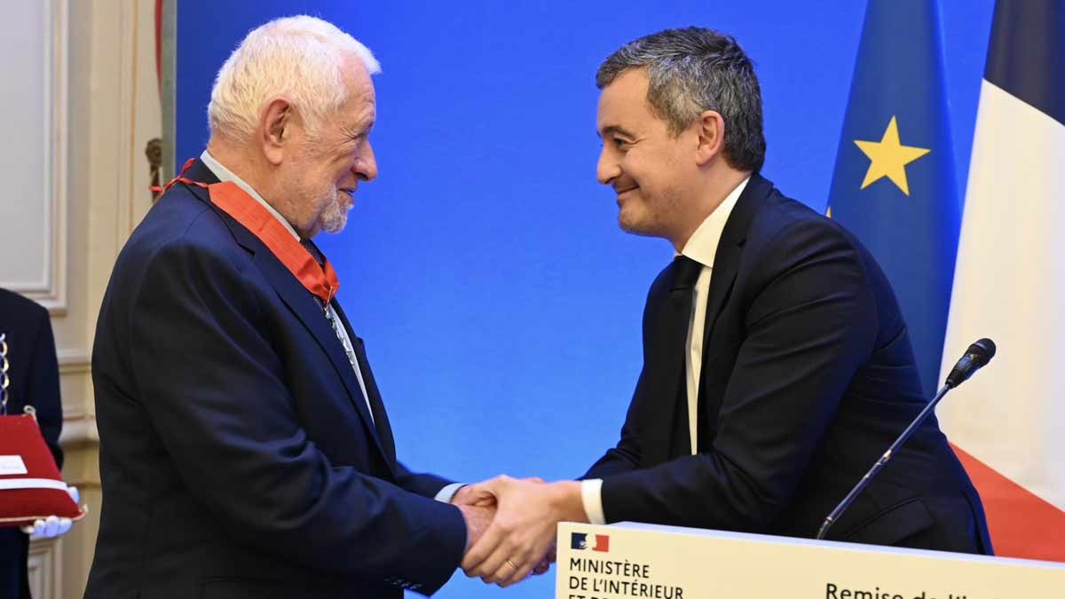Fondateur du Raid, l'unité d'intervention d'élite de la Police nationale, et "super flic" connu pour avoir notamment mis fin à la cavale de Jacques Mesrine, Robert Broussard vient de recevoir les insignes de commandeur de la Légion d'honneur.