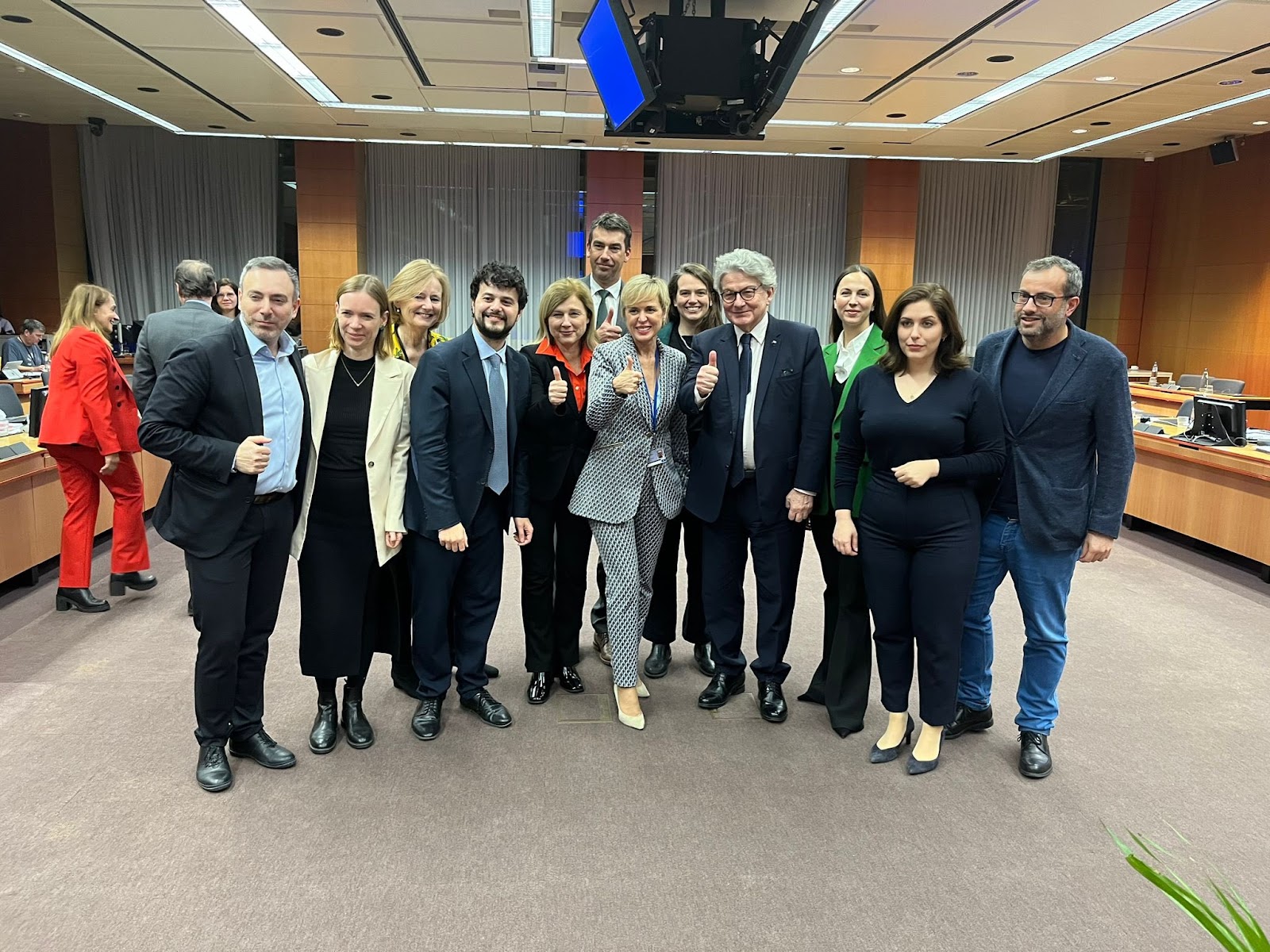 Les négociateurs à l’issue des 35 heures de négociations © @VeraJourova sur X