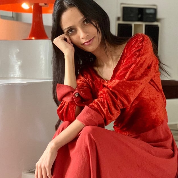 Chez Nathalie Garçon, velours de soie et crêpe dans un rouge qui maquille !