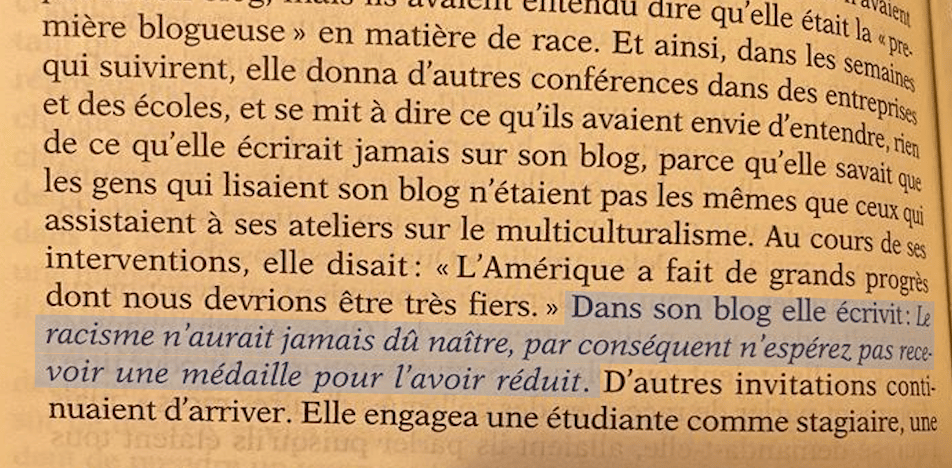 Une noire anglophone élevée en France de parents togolais prétend être anglophone quand elle va faire des achats à Paris, parce que les vendeurs sont toujours plus aimables avec les clients noirs qui ne parlent pas français. 