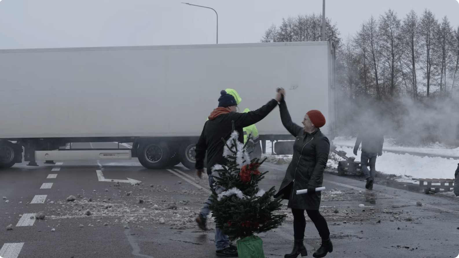Des manifestants bloquant la route qui mène à l'Ukraine au point de passage de Dorohusk en Pologne. Photo: Sergio Santos / Radio-Canada.