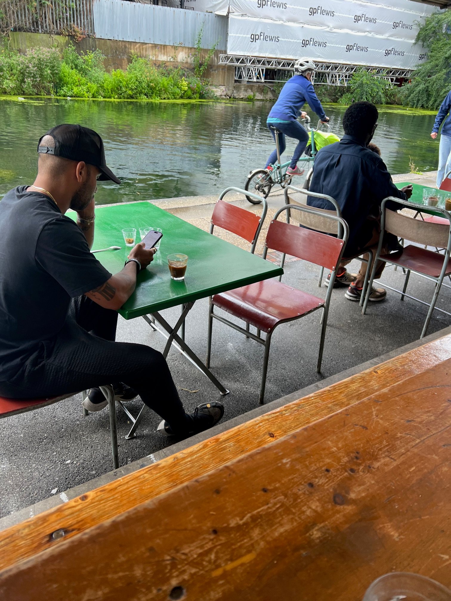La vue depuis les tables de Towpath, l'endroit où je vais chaque matin à Londres